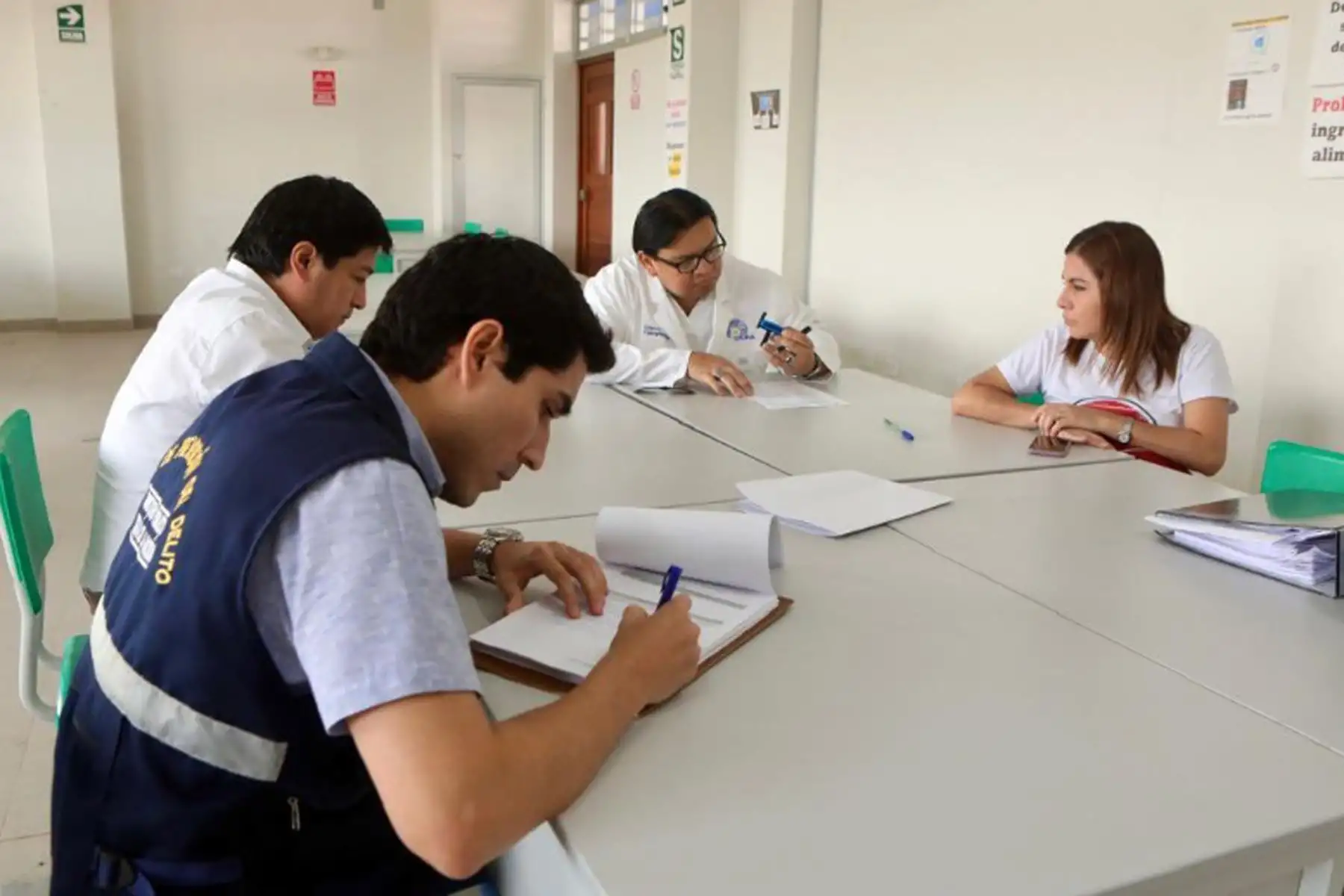 Con el fin de garantizar y transparentar la evaluación del SERUMS, el Minsa, junto con la Fiscalia y la Diresa, realizó la supervisión de las 21 aulas de la I.E. Mariscal Ramón Castilla, donde 647 postulantes rendirán dicho examen en Piura.
Foto: Minsa