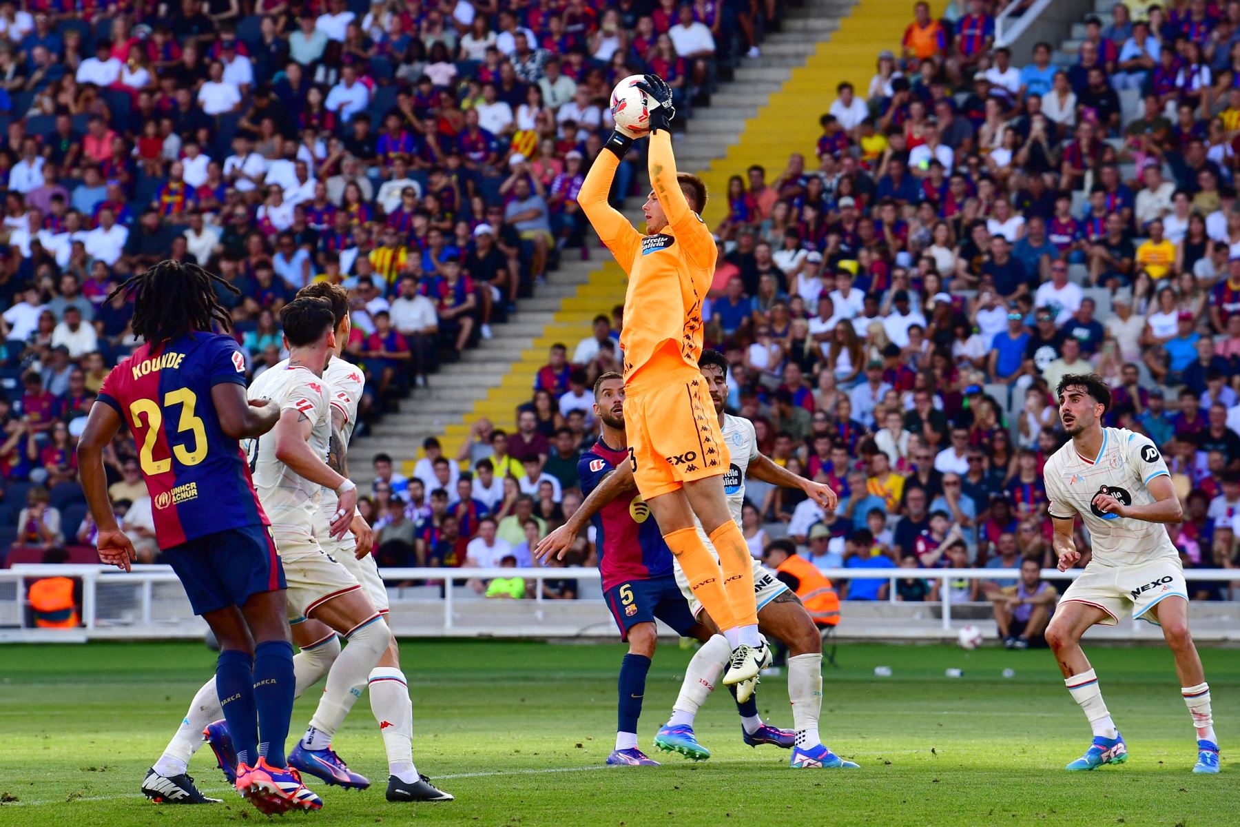 El portero estonio  del Real Valladolid, Karl Jakob Hein, atrapa el balón durante el partido de fútbol de la liga española entre el FC Barcelona y el Real Valladolid FC en el Estadi Olimpic Lluis Companys de Barcelona.
Foto: AFP