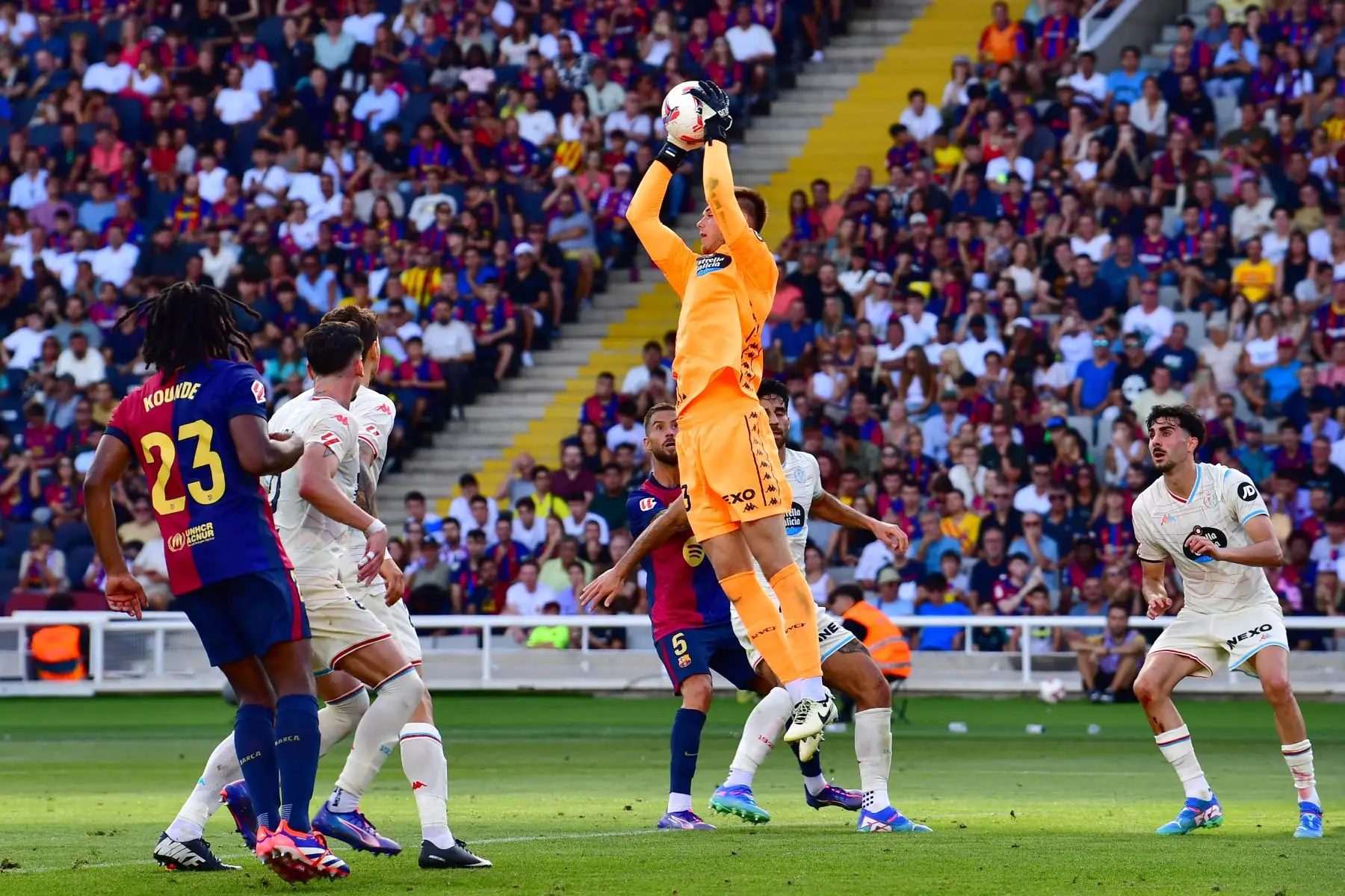 El portero estonio  del Real Valladolid, Karl Jakob Hein, atrapa el balón durante el partido de fútbol de la liga española entre el FC Barcelona y el Real Valladolid FC en el Estadi Olimpic Lluis Companys de Barcelona.
Foto: AFP
