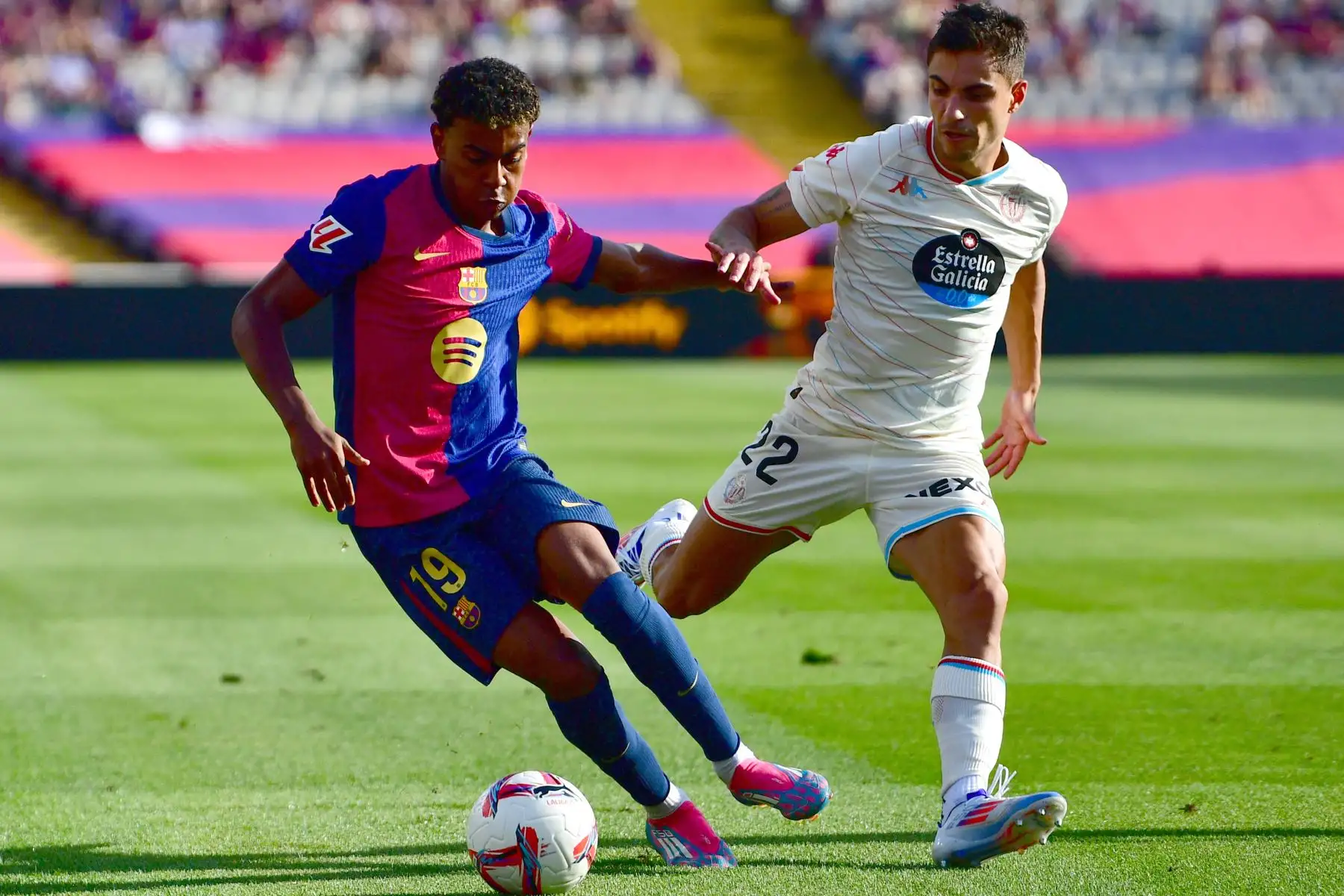 El delantero español del Barcelona, Lamine Yamal lucha por el balón con el defensor brasileño del Real Valladolid,  Lucas Rosa durante el partido de fútbol de la liga española entre el FC Barcelona y el Real Valladolid FC en el Estadi Olimpic Lluis Companys de Barcelona.
Foto: AFP