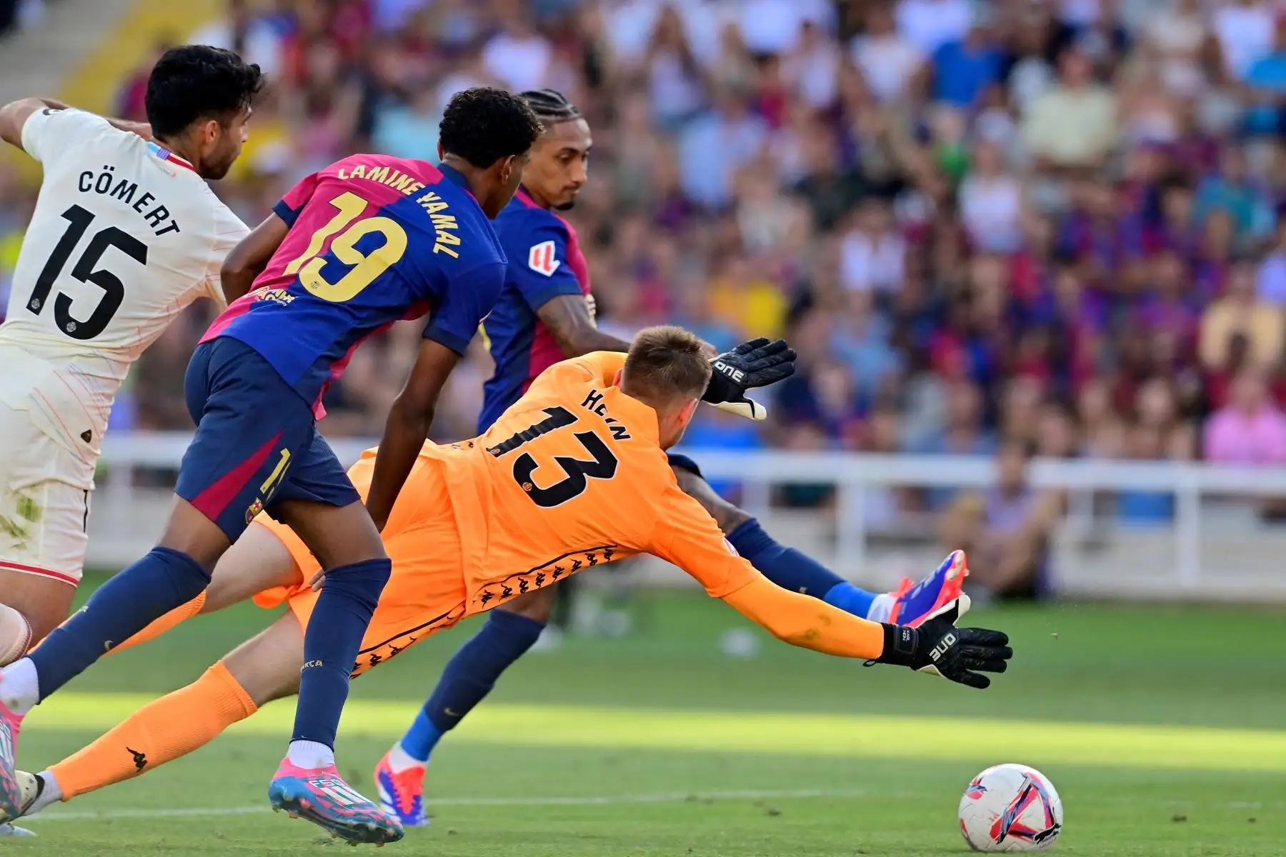 El delantero brasileño del Barcelona, ​​Raphinha, marca un gol a pesar del portero estonio del Real Valladolid durante el partido de fútbol de la liga española entre el FC Barcelona y el Real Valladolid FC en el Estadi Olimpic Lluis Companys de Barcelona.
Foto: AFP