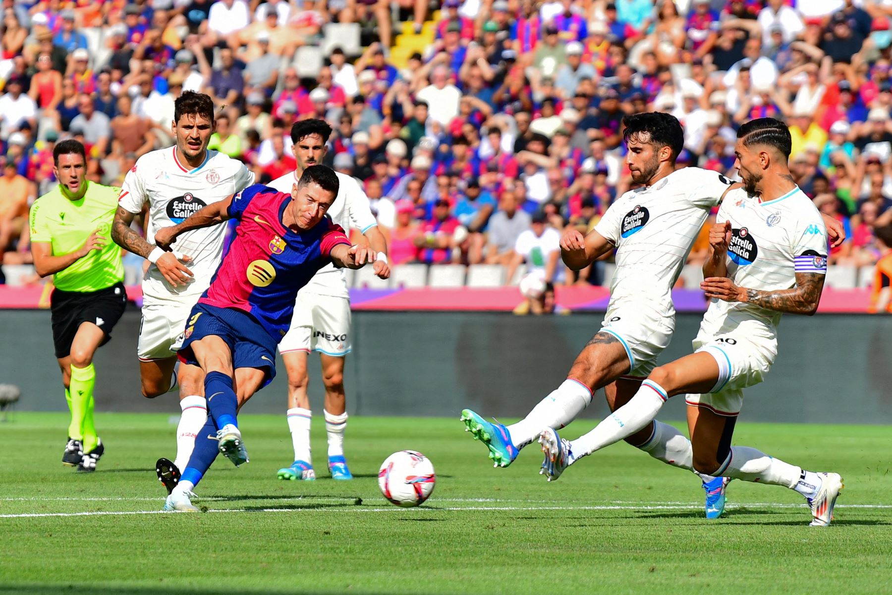 El delantero polaco  del Barcelona, ​​Robert Lewandowski, dispara durante el partido de fútbol de la liga española entre el FC Barcelona y el Real Valladolid FC en el Estadi Olimpic Lluis Companys de Barcelona.
Foto: AFP