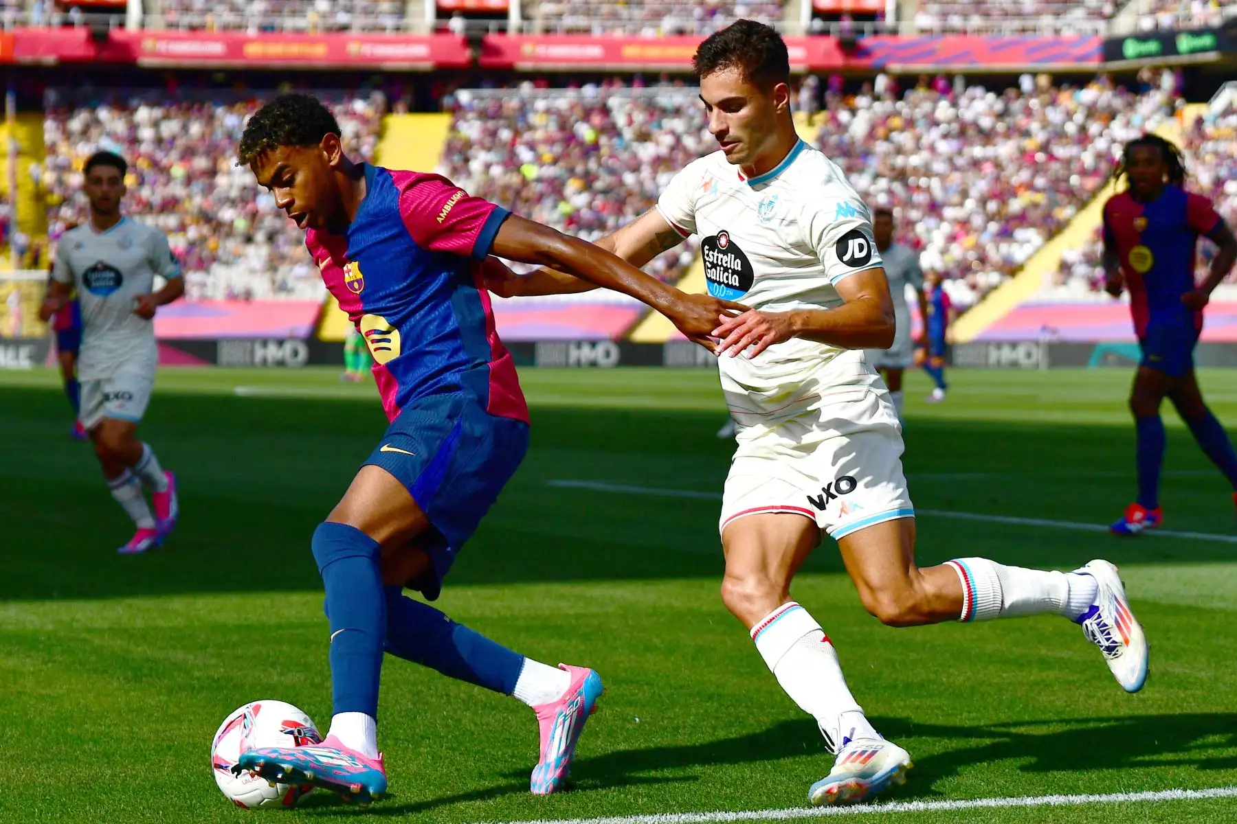 El delantero español del Barcelona, Lamine Yamal lucha por el balón con el defensor brasileño del Real Valladolid, Lucas Rosa durante el partido de fútbol de la liga española entre el FC Barcelona y el Real Valladolid FC en el Estadi Olimpic Lluis Companys de Barcelona.
Foto: AFP
