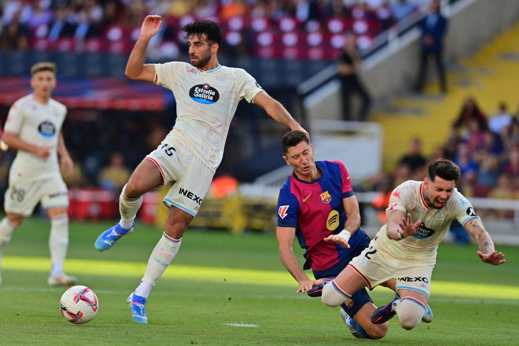 El delantero español del Barcelona,  Robert Lewandowski lucha por el balón con el defensor suizo del Real Valladolid,  Eray Comert y el defensor brasileño del Real Valladolid , Lucas Rosa durante el partido de fútbol de la liga española entre el FC Barcelona y el Real Valladolid FC en el Estadi Olimpic Lluis Companys en Barcelona.
Foto: AFP