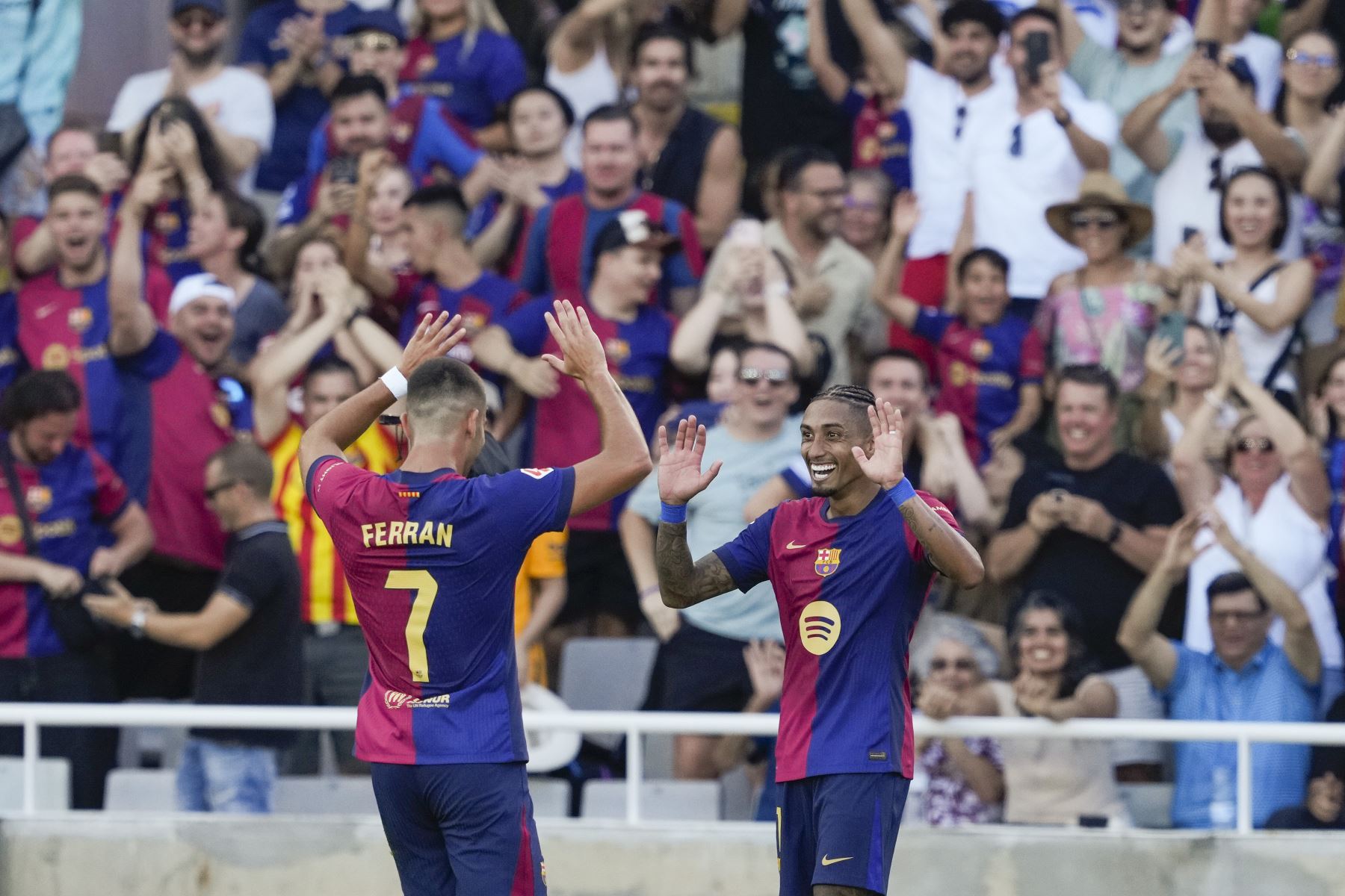 El delantero del Barcelona Ferrán Torres celebra el séptimo gol de su equipo durante el partido de LaLiga que se disputa este sábado en el estadio Olímpico Lluis Companys de Barcelona. 
Foto: EFE