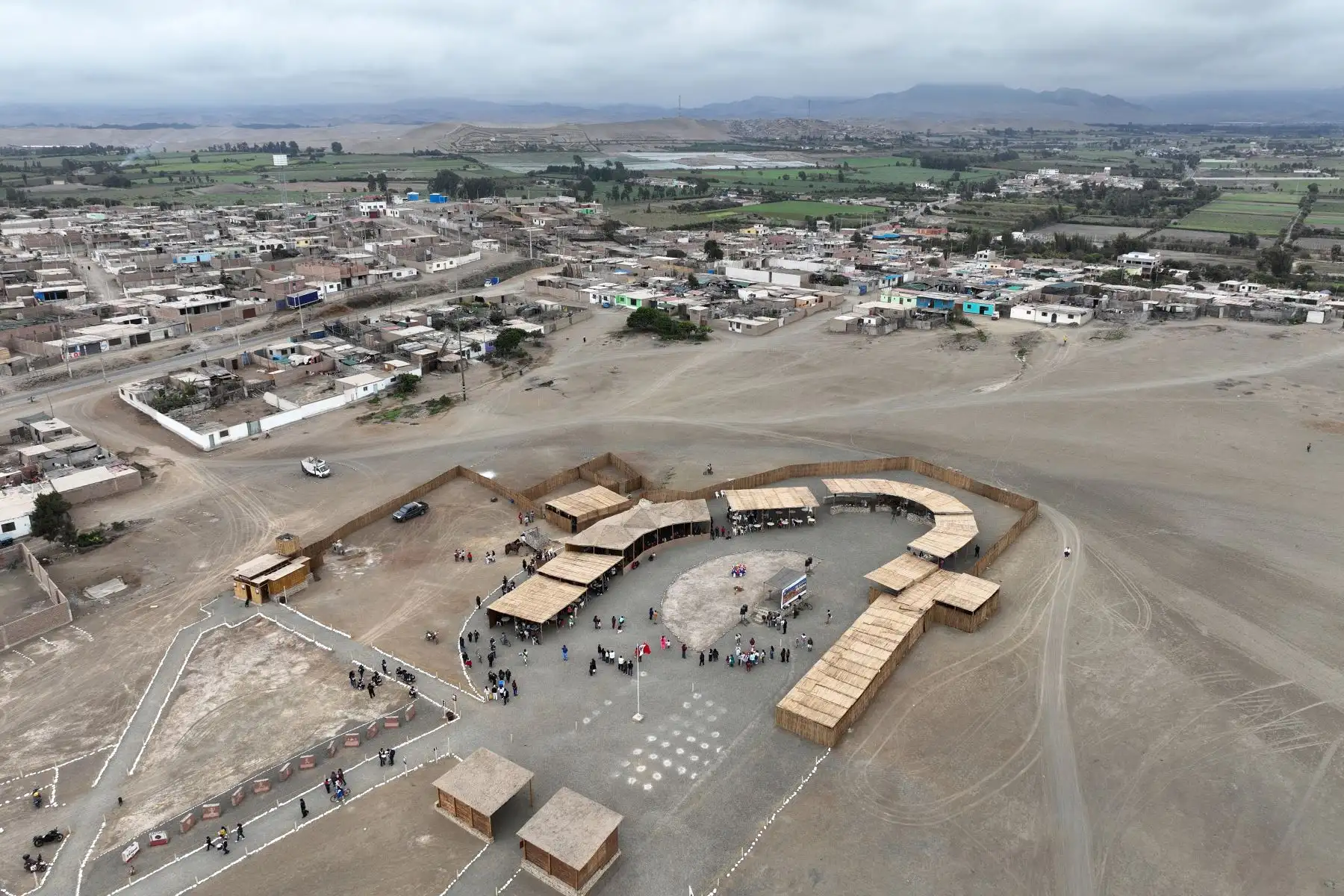 Desde el Sitio Arqueológico de Vichama, ubicado en Végueta, región Lima, se realizó el Vichama Raymi, actividad cultural como parte de las celebraciones por conmemorarse los 17 años del inicio de las investigaciones y conservación del sitio arqueológico, a la cual acudieron turistas y habitantes locales de Végueta. 
Foto: ANDINA/Daniel Bracamonte