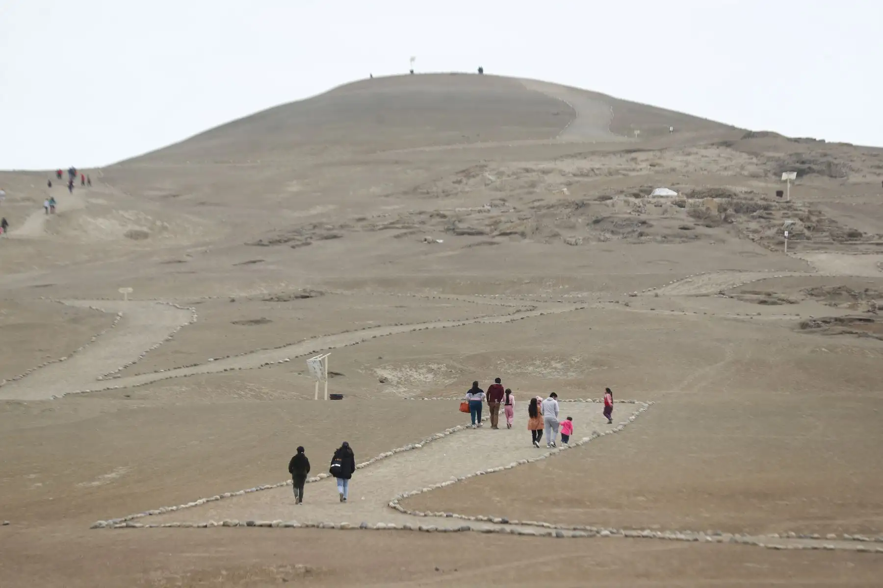 El Runa Raymi, que conmemora los 17 años del inicio de las investigaciones y conservación del Sitio Arqueológico de Vichama, contó con diversos números artísticos como danzas tradicionales, música en vivo y desfile de caballos peruanos de paso, así como degustación de comidas típicas, entre otras actividades. 
Foto: ANDINA/Daniel Bracamonte