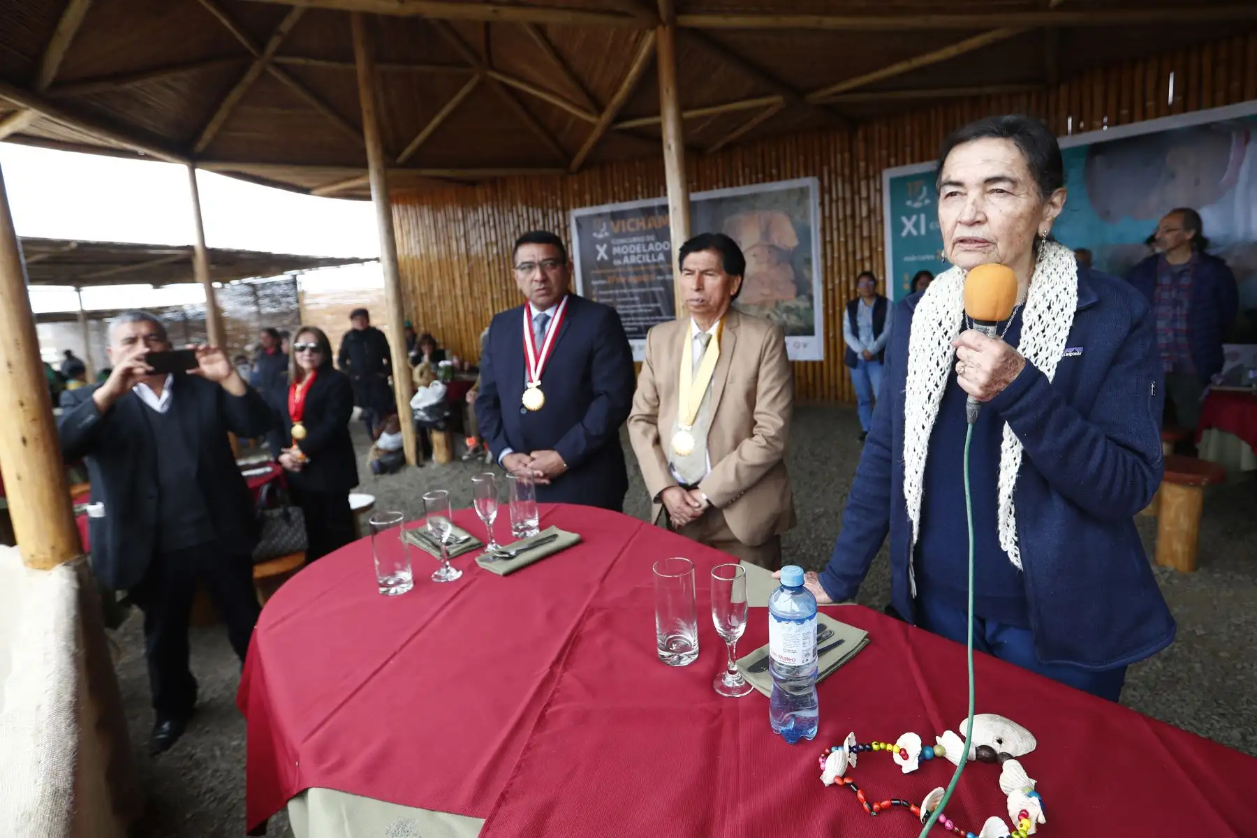 La directora de la Zona Arqueológica Caral, Ruth Shady Solís, acompañada de su equipo de arqueólogos y de autoridades distritales, provinciales y regionales de Lima, presidió el Vichama Raymi, conmemorando los 17 años del inicio de las investigaciones y conservación del Sitio Arqueológico de Vichama en Végueta. 
Foto: ANDINA/Daniel Bracamonte