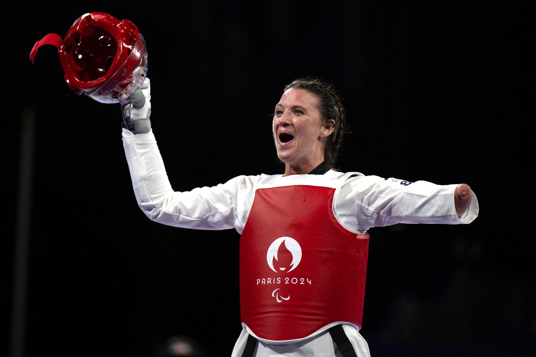 La británica Amy Truesdale gana tras la retirada de la uzbeka Guljonoy Naimova en la final del Taekwondo femenino K44 +65 kg de los Juegos Paralímpicos París 2024 para llevarse la medalla de oro en el Grand Palais.
Foto : AFP