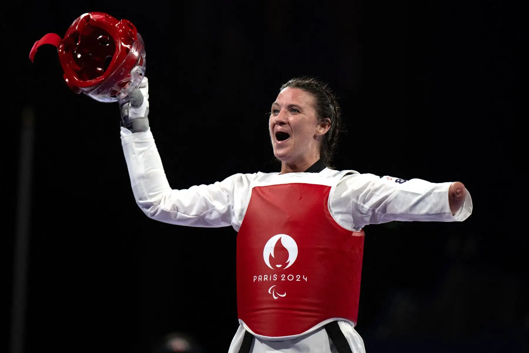 La británica Amy Truesdale gana tras la retirada de la uzbeka Guljonoy Naimova en la final del Taekwondo femenino K44 +65 kg de los Juegos Paralímpicos París 2024 para llevarse la medalla de oro en el Grand Palais.
Foto : AFP