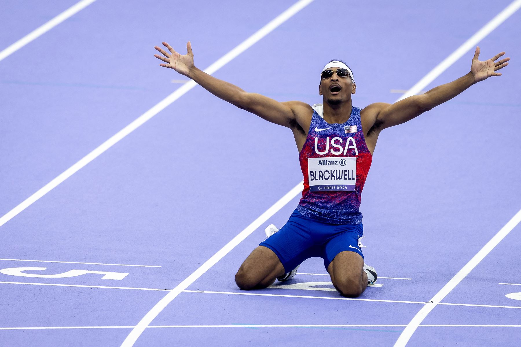 En esta fotografía publicada por el Comité Olímpico Internacional (COI), el estadounidense Jaydin Blackwell celebra después de ganar la final de 100 m masculino - T38 de Para Atletismo durante los Juegos Paralímpicos París 2024 en el Stade de France, Saint-Denis, al norte de París.
Foto: AFP