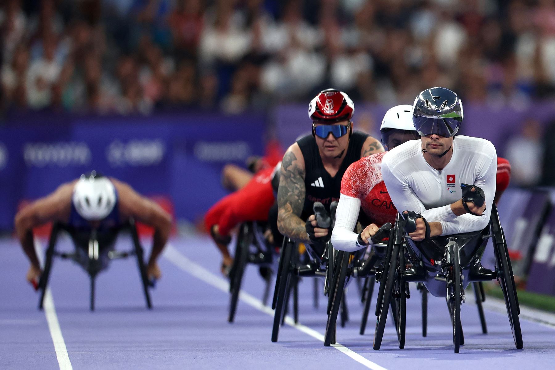 El suizo Marcel Hug compite durante la final masculina de 5000 m T54 en los Juegos Paralímpicos de París 2024, en el Stade de France, Saint-Denis, al norte de París.
Foto: AFP