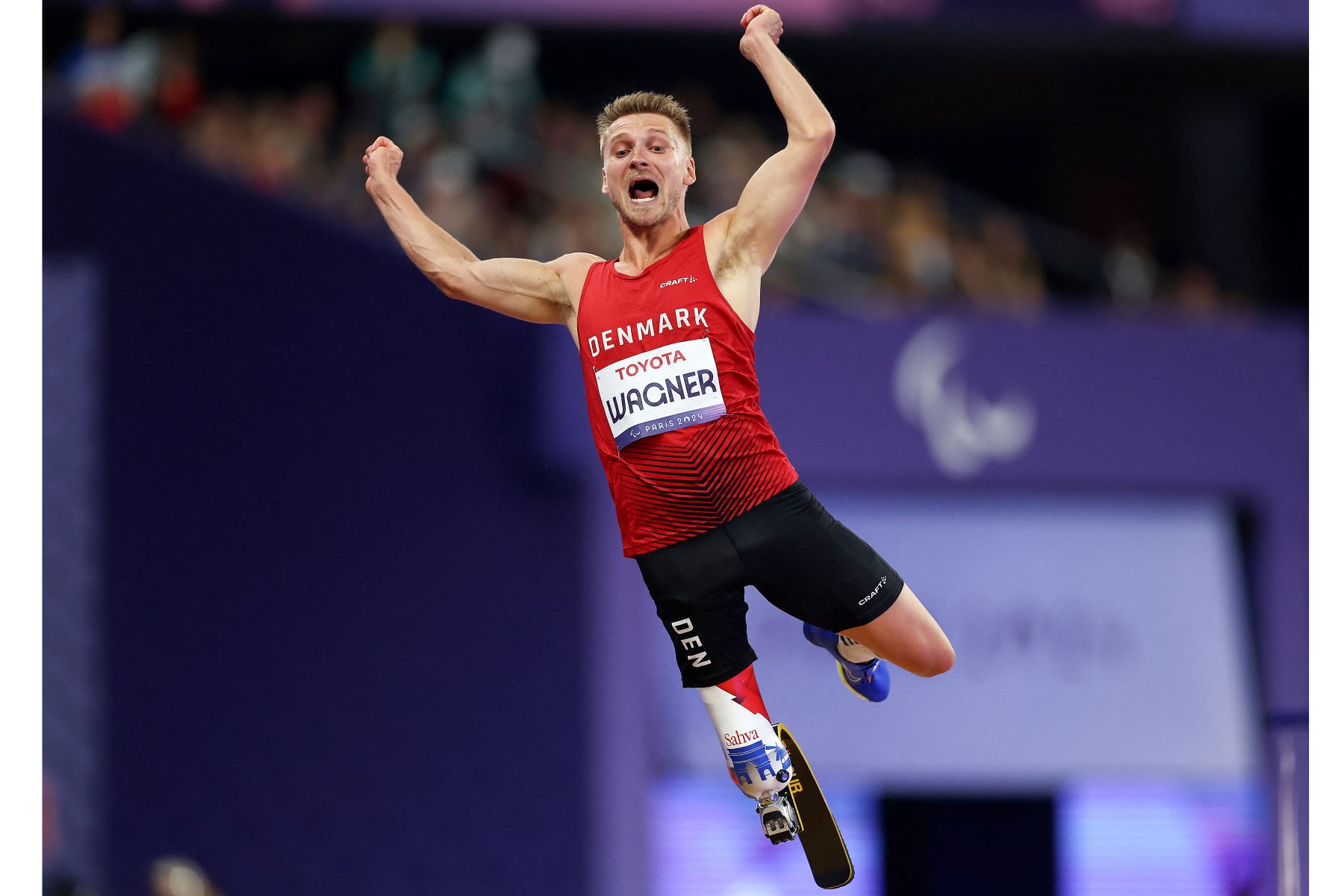 Daniel Wagner, de Dinamarca, compite durante la final masculina de salto de longitud T38 en los Juegos Paralímpicos París 2024 en el Stade de France, Saint-Denis, al norte de París, en Para Atletismo.
Foto: AFP