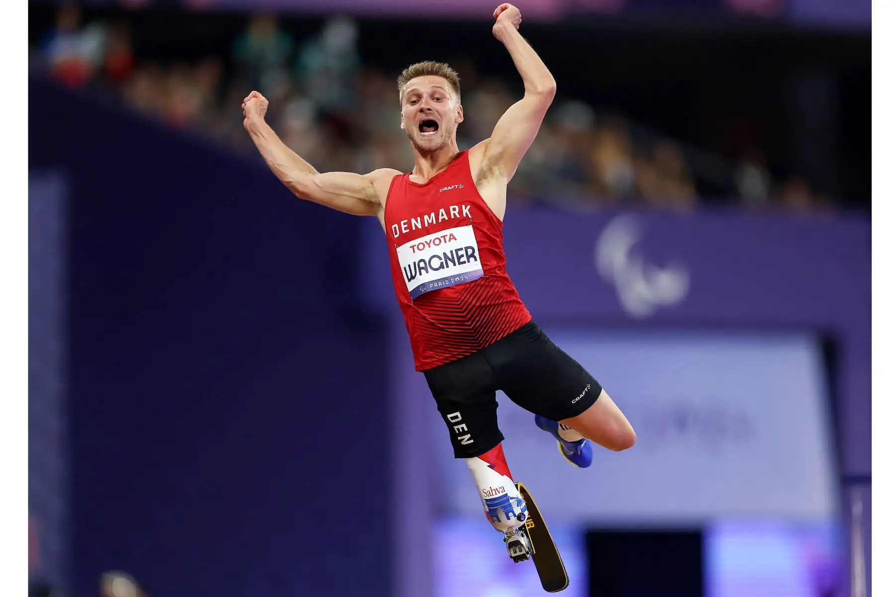 Daniel Wagner, de Dinamarca, compite durante la final masculina de salto de longitud T38 en los Juegos Paralímpicos París 2024 en el Stade de France, Saint-Denis, al norte de París, en Para Atletismo.
Foto: AFP