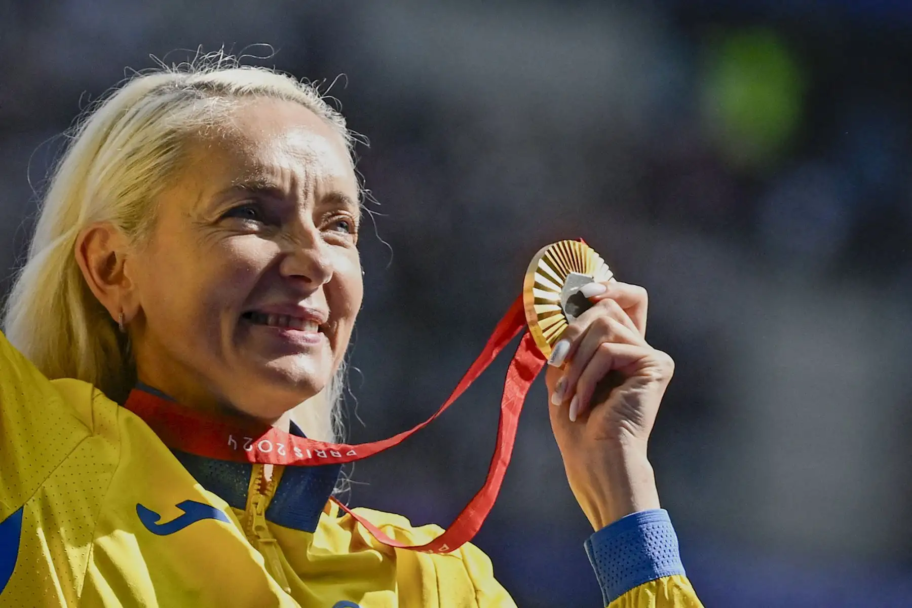 La medallista de oro ucraniana Oksana Zubkovska posa en el podio del salto de longitud femenino - T12 durante los Juegos Paralímpicos de París 2024 en el Stade de France en Saint-Denis, al norte de París 2024.
Foto: ANDINA/AFP