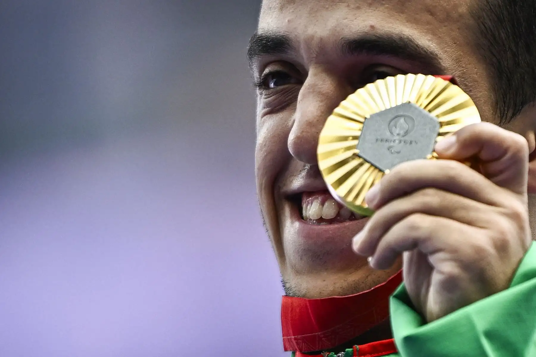 El medallista de oro portugués Miguel Monteiro posa en el podio del lanzamiento de peso masculino -F40 durante los Juegos Paralímpicos de París 2024. Foto: ANDINA/ AFP