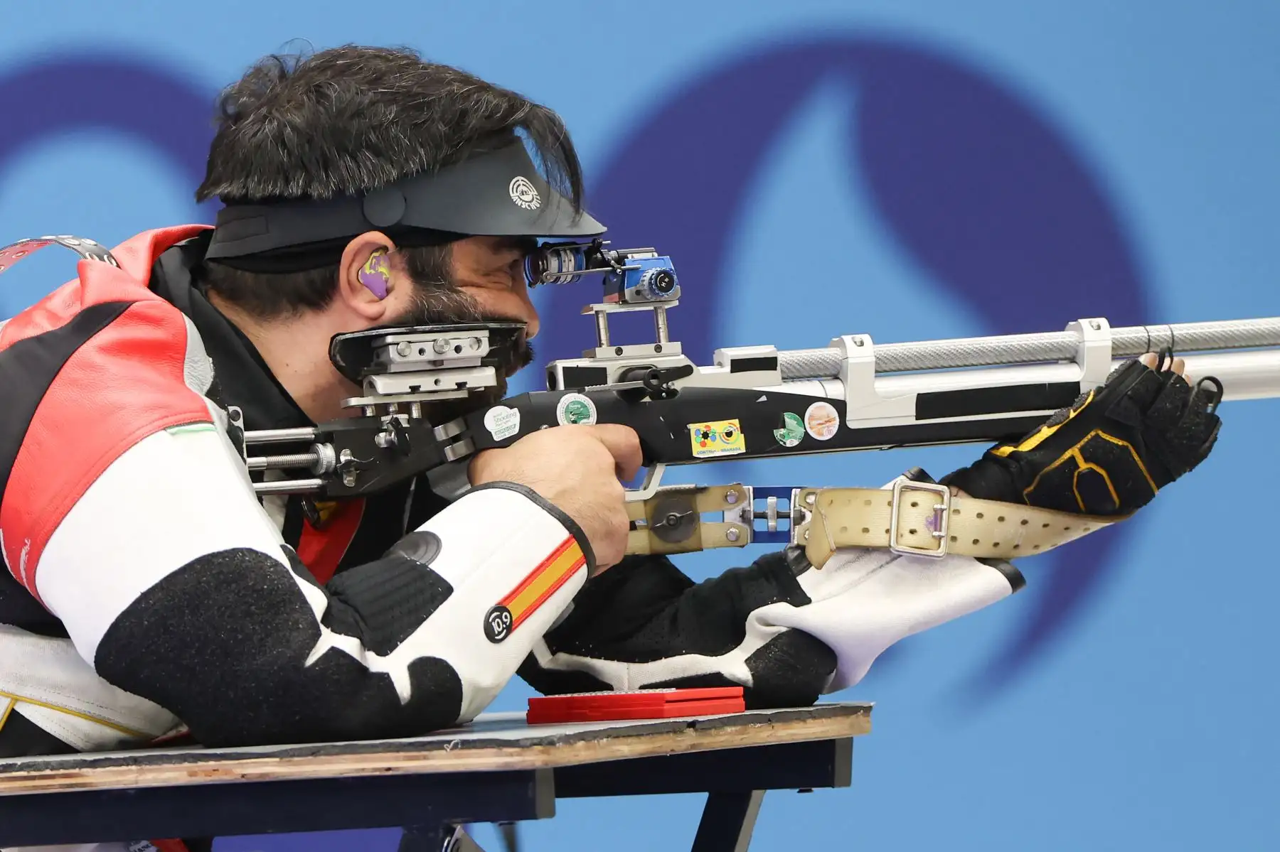 El español Juan Antonio Saavedra Reinaldo compite en el evento R3 mixto de rifle de aire comprimido de 10 m en posición tendido SH1 de los Juegos Paralímpicos de París 2024. 
Foto: ANDINA/AFP