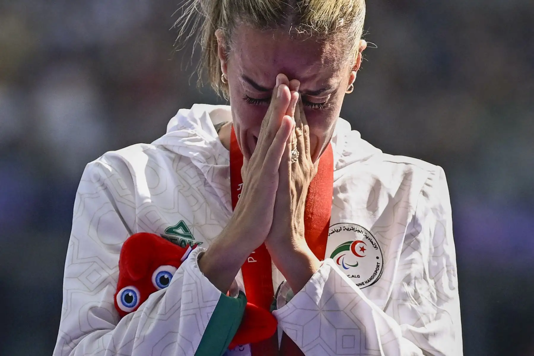 La medallista de bronce Lynda Hamri de Argelia posa en el podio del salto de longitud femenino - T12 durante los Juegos Paralímpicos de París 2024. 
Foto: ANDINA/AFP