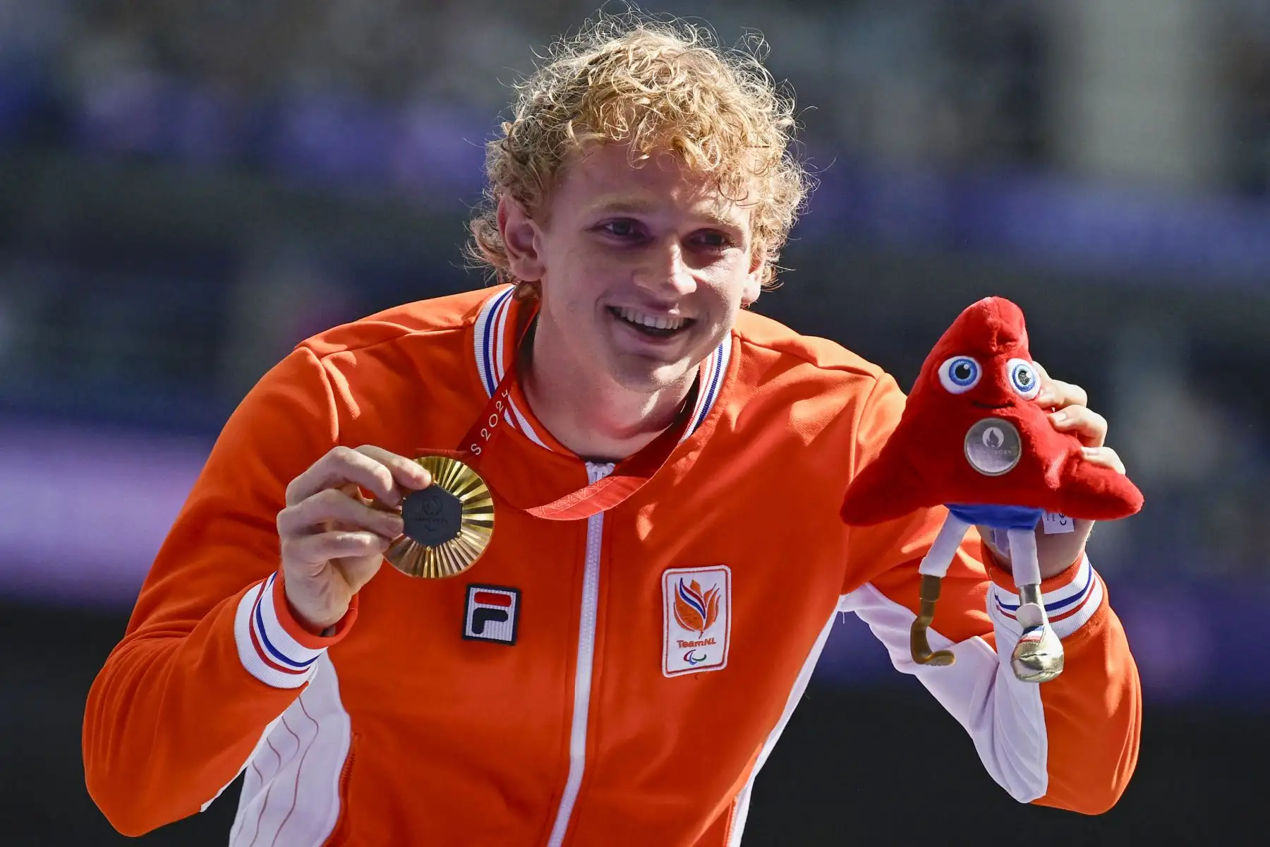 El medallista de oro holandés Joel De Jong posa en el podio del salto de longitud masculino - T63 durante los Juegos Paralímpicos de París 2024. Foto: ANDINA/AFP