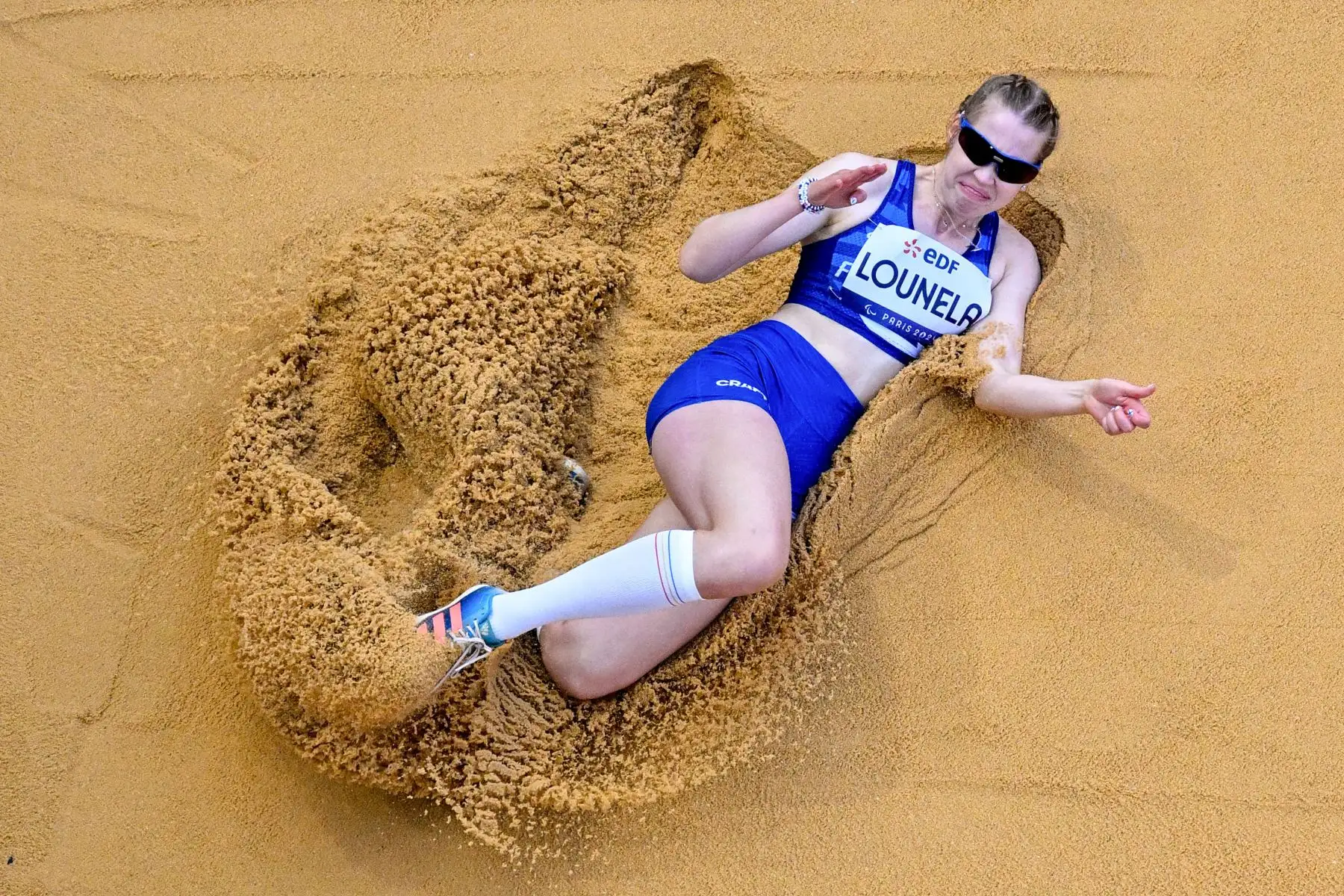 Una vista general muestra a la finlandesa Lida Lunela compitiendo en la final de salto de longitud femenino T12 de atletismo, durante los Juegos Paralímpicos de París 2024. Foto: ANDINA/AFP