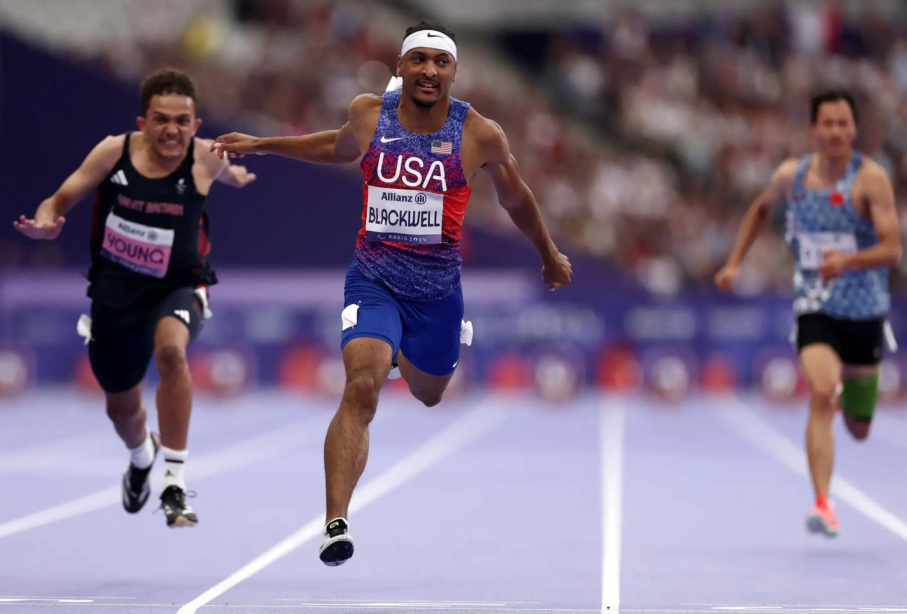 El estadounidense Jaydin Blackwell celebra su victoria tras ganar la final masculina de 100 m T38 en los Juegos Paralímpicos de París 2024. Foto: ANDINA/ AFP