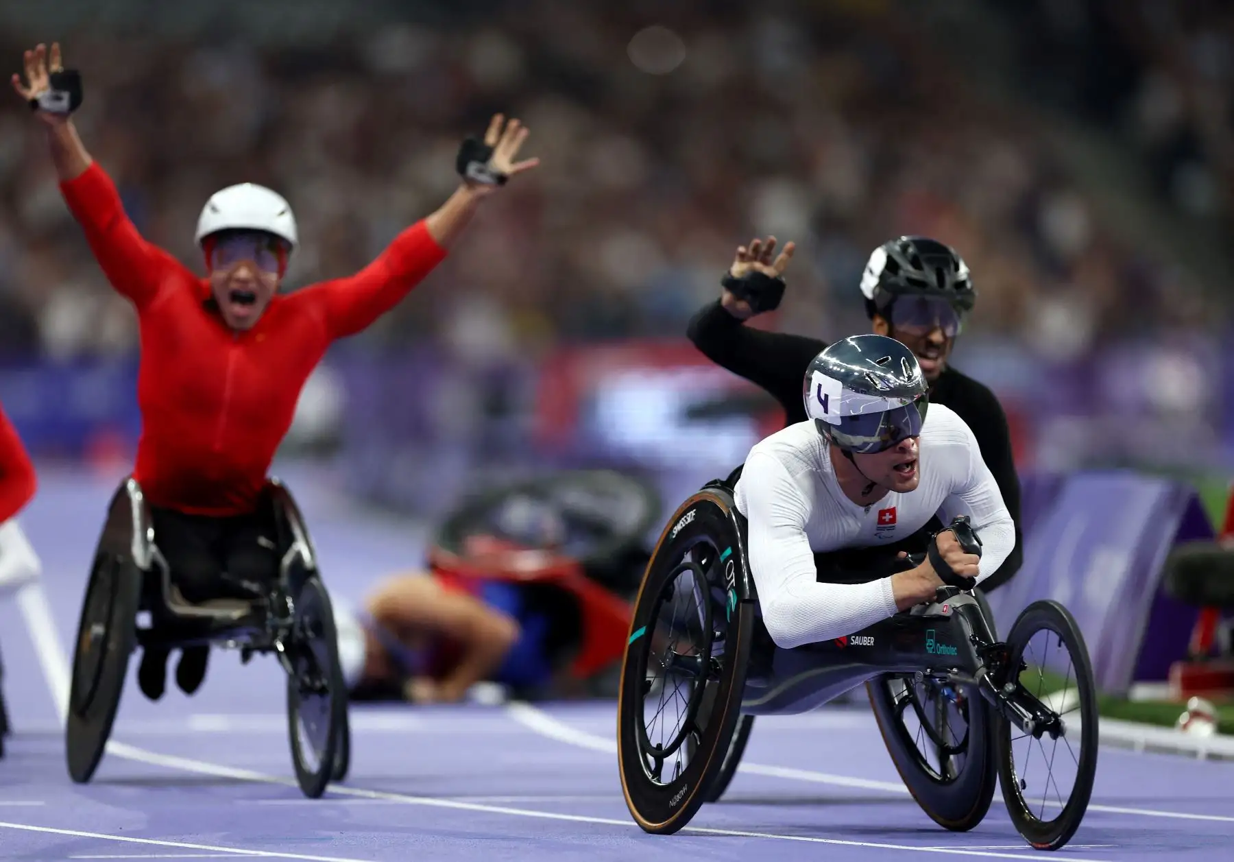 El suizo Marcel Hugg compite durante la final masculina de 5000 m - T54 durante los Juegos Paralímpicos de París 2024. Foto: ANDINA/AFP