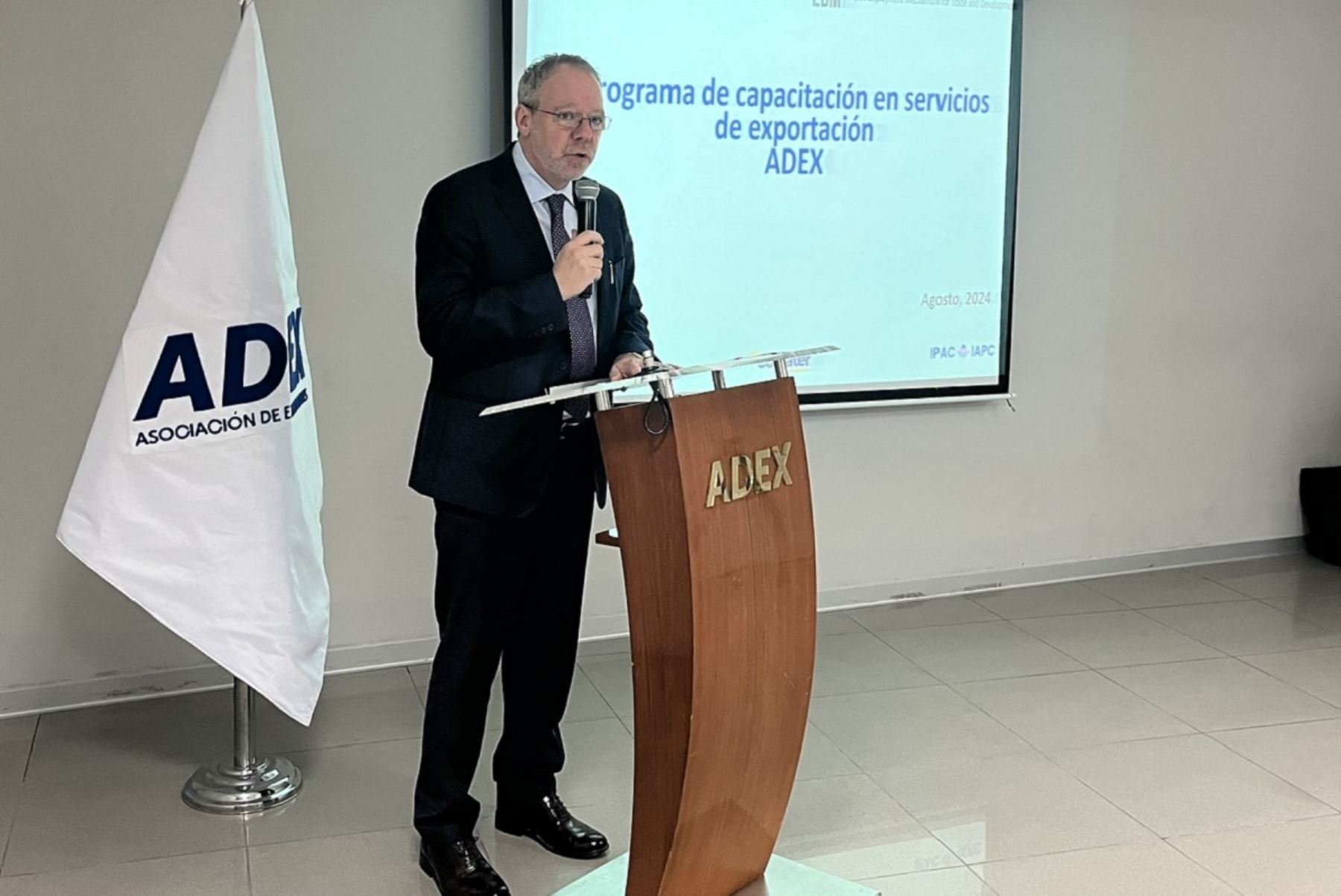 Embajador de Canadá en Perú, Louis Marcotte, expone en la sede de la Asociación de Exportadores (Adex) las oportunidades para incrementar el comercio entre ambos países. Foto: Cortesía.