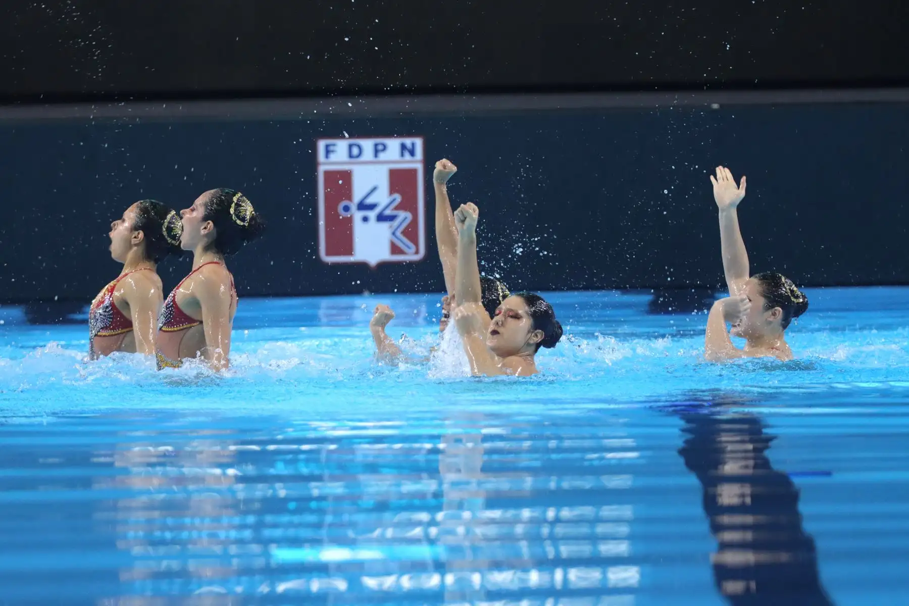 El equipo nacional participa en la categoría equipo libre damas en el Mundial Junior de Natación Artística que se desarrolla en el Centro Acuático de la Videna.
Foto: ANDINA / Lino Chipana