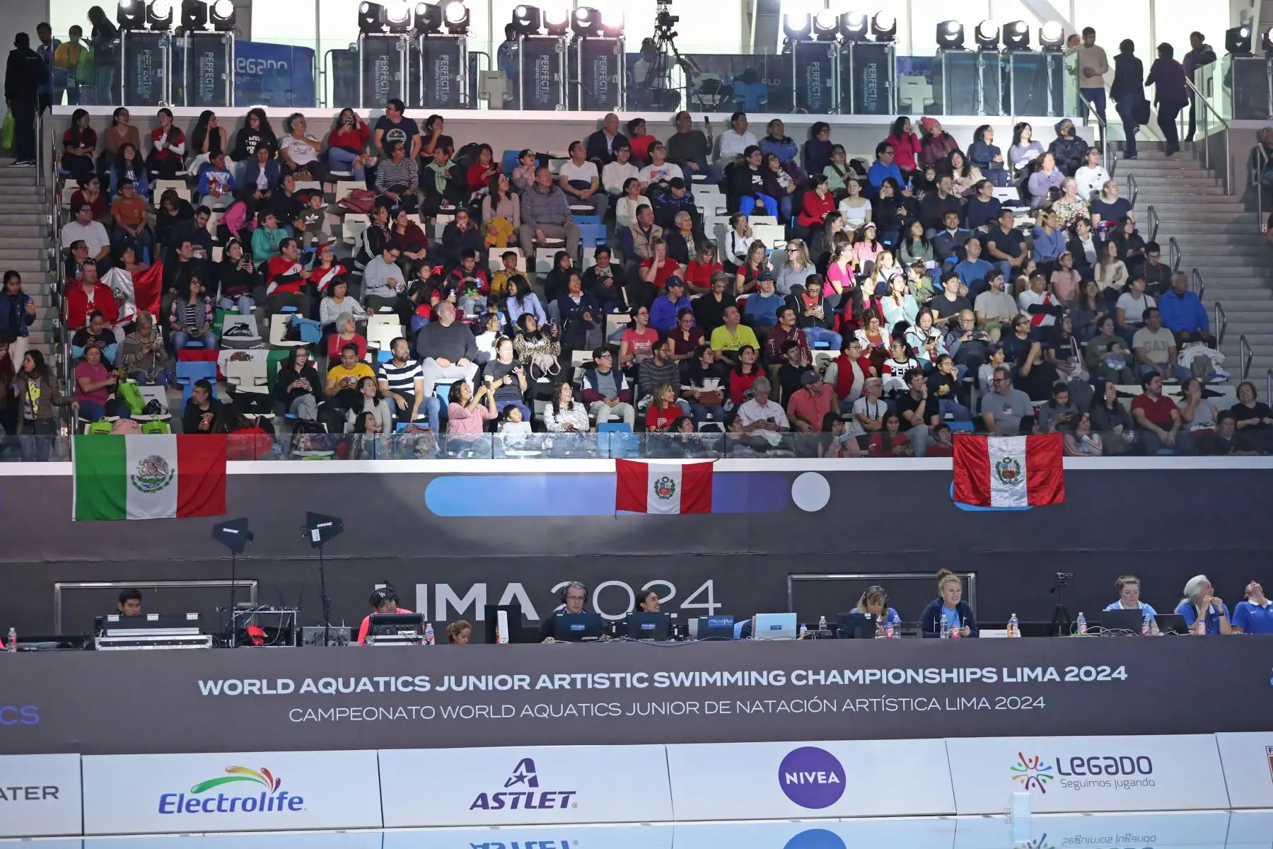 El equipo nacional participa en la categoría equipo libre damas en el Mundial Junior de Natación Artística que se desarrolla en el Centro Acuático de la Videna.
Foto: ANDINA / Lino Chipana