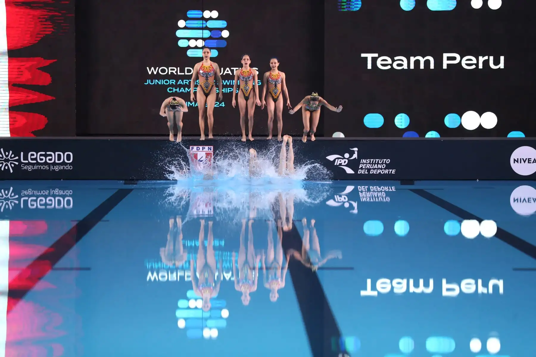 El equipo nacional participa en la categoría equipo libre damas en el Mundial Junior de Natación Artística que se desarrolla en el Centro Acuático de la Videna.
Foto: ANDINA / Lino Chipana