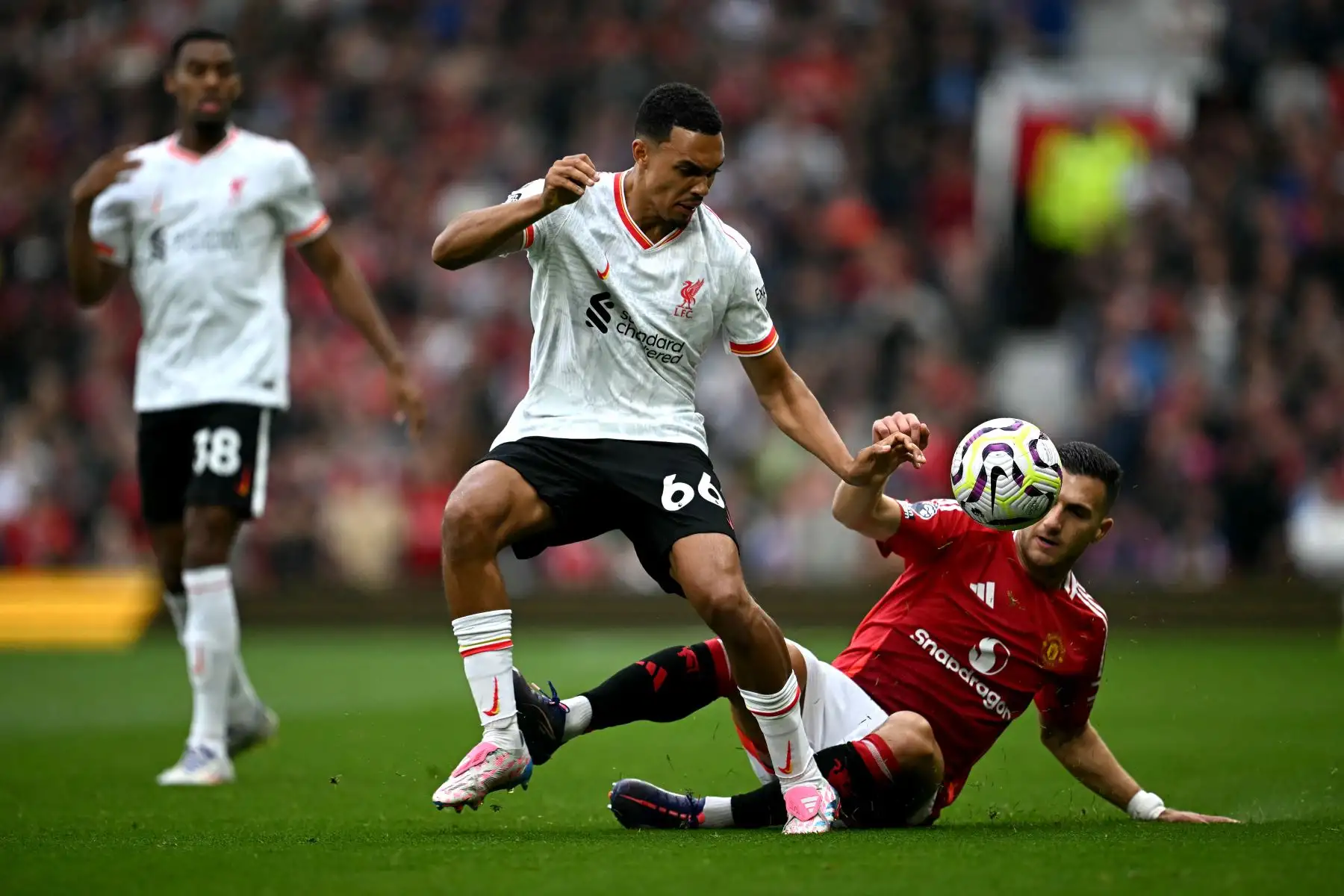 Español El defensa inglés del Liverpool, Trent Alexander-Arnold, compite con el defensor portugués del Manchester United, Diogo Dalot, durante el partido de fútbol de la Premier League inglesa entre el Manchester United y el Liverpool. Foto: ANDINA/AFP