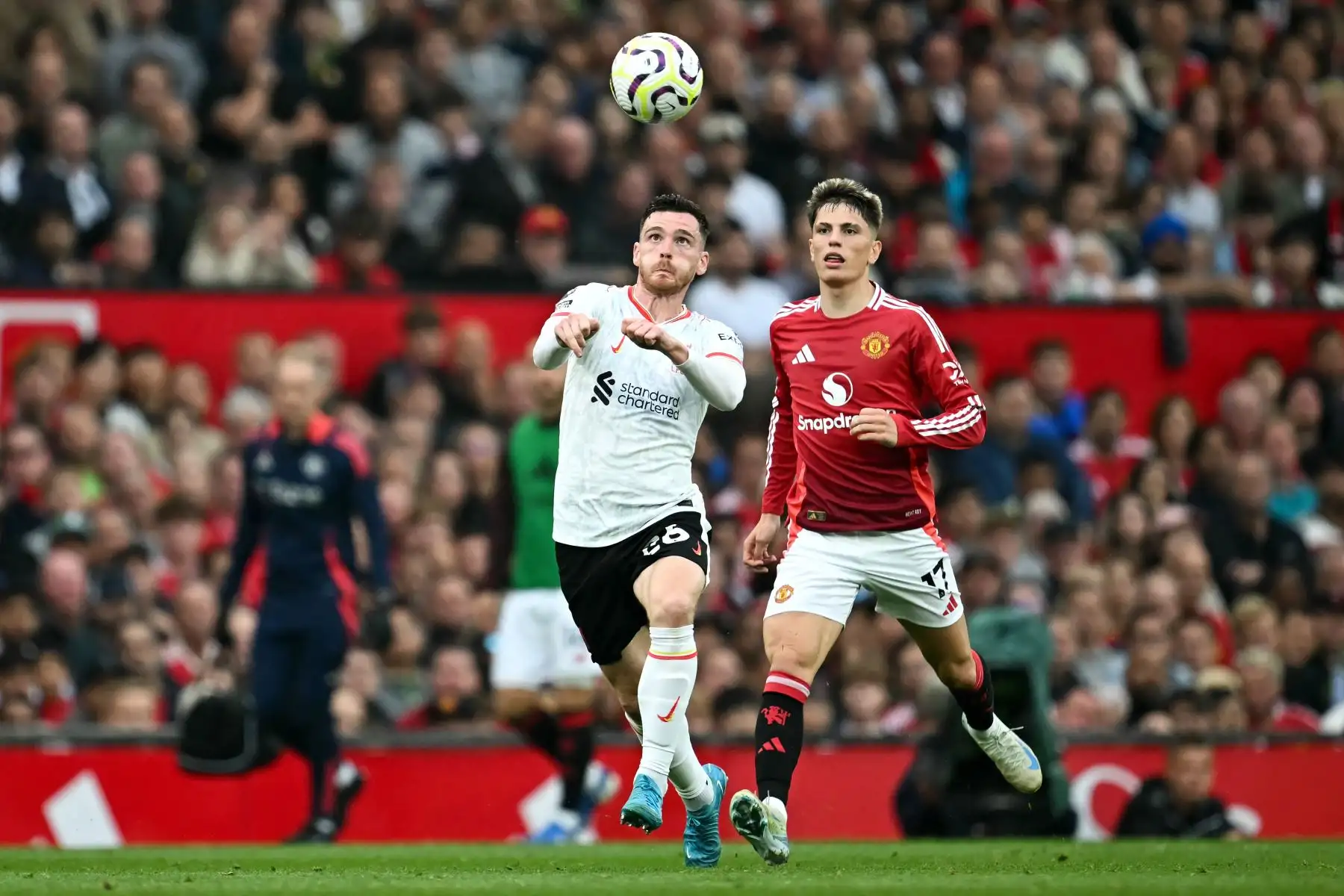 El defensa escocés del Liverpool, el número 26, Andrew Robertson, compite con el centrocampista argentino del Manchester United, durante el partido de la Premier League inglesa entre el Manchester United y el Liverpool. Foto: ANDINA/ AFP