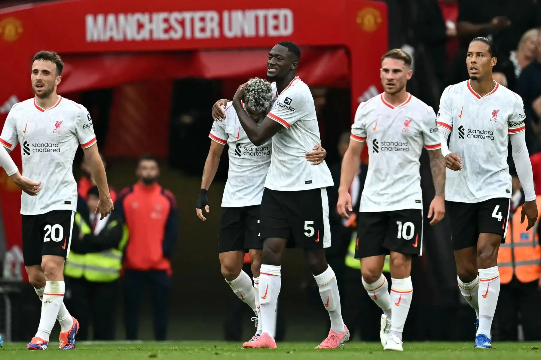 El centrocampista colombiano del Liverpool  Luis Díaz celebra con el defensor francés del Liverpool Ibrahima Konate después de anotar su segundo gol durante el partido de fútbol de la Premier League inglesa entre el Manchester United y el Liverpool. Foto: ANDINA/AFP