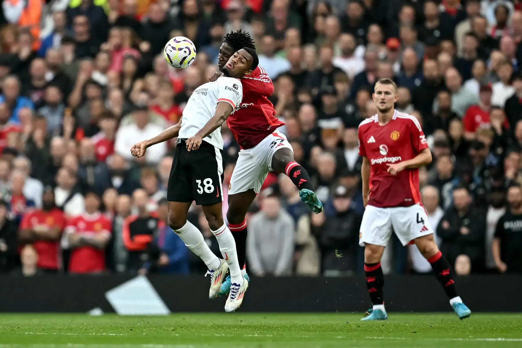 El centrocampista holandés del Liverpool, Ryan Gravenberch, compite por el balón con el centrocampista inglés del Manchester United, Kobbie Mainoo, durante el partido de fútbol de la Premier League inglesa entre el Manchester United y el Liverpool.  Foto: ANDINA/AFP