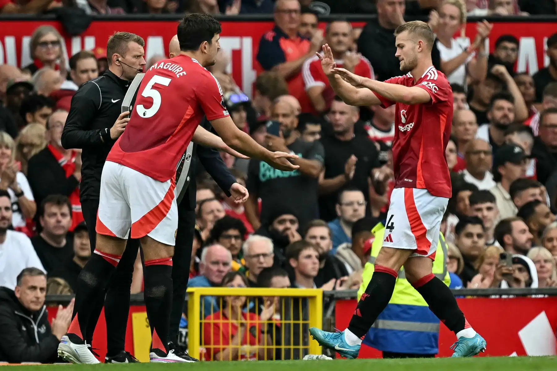 El defensa holandés del Manchester United, Matthijs de Ligt, abandona el terreno de juego tras ser sustituido por el defensa inglés del Manchester United, Harry Maguire, durante el partido de fútbol de la Premier League inglesa entre el Manchester United y el Liverpool. Foto: ANDINA/AFP