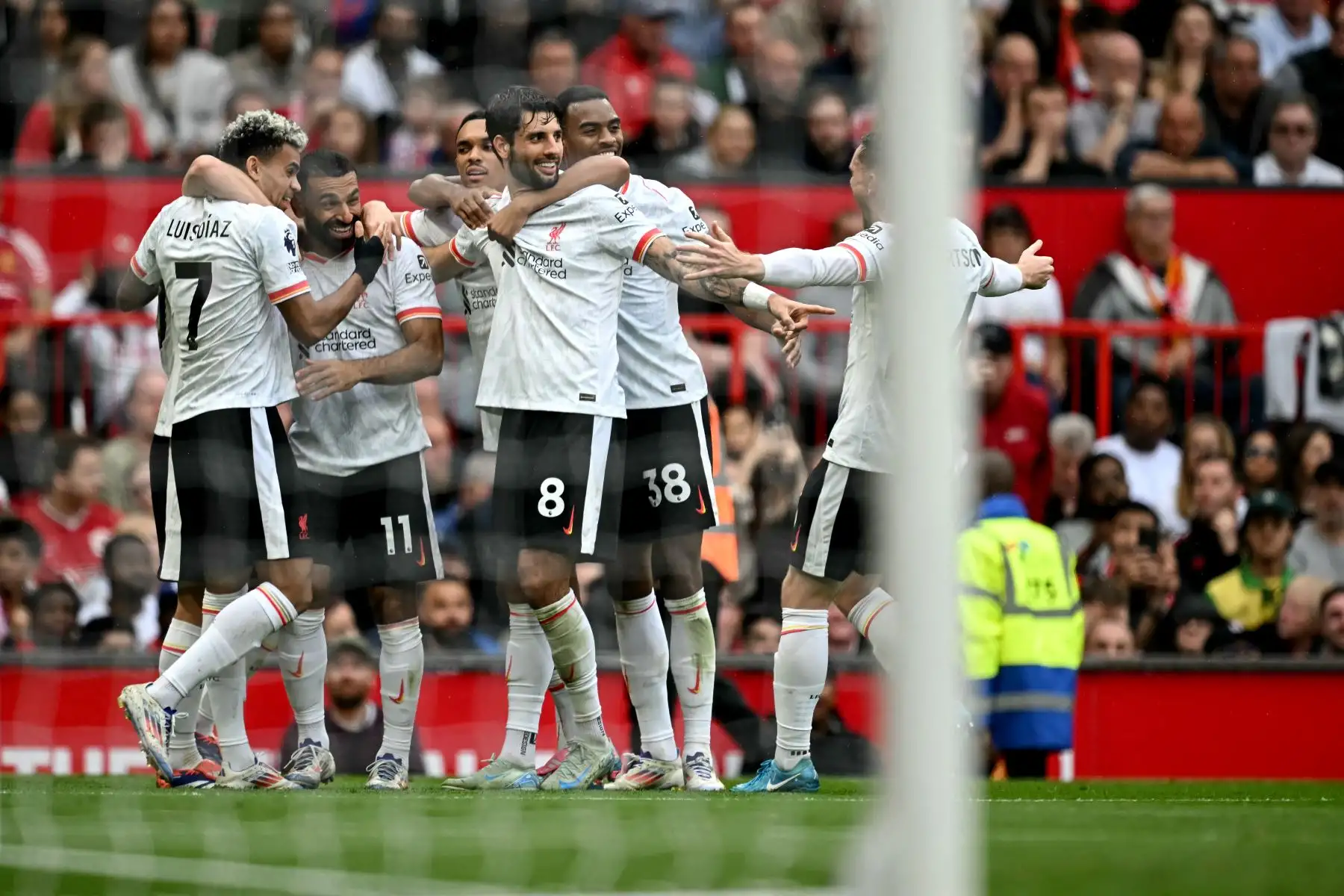 El delantero egipcio del Liverpool, Mohamed Salah, celebra con sus compañeros de equipo después de anotar el tercer gol del equipo durante el partido de fútbol de la Premier League inglesa entre el Manchester United y el Liverpool. Foto. ANDINA/AFP