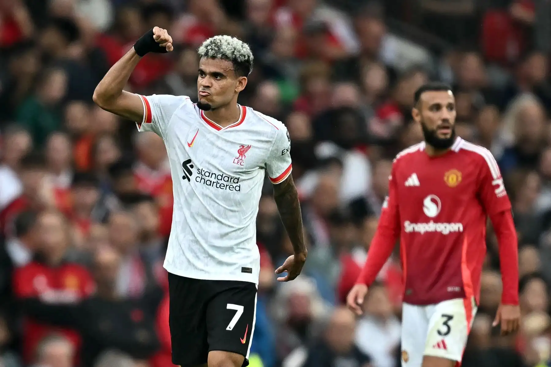 El mediocampista colombiano del Liverpool Luis Díaz celebra después de anotar su segundo gol durante el partido de fútbol de la Premier League inglesa entre el Manchester United y el Liverpool. Foto: ANDINA/AFP