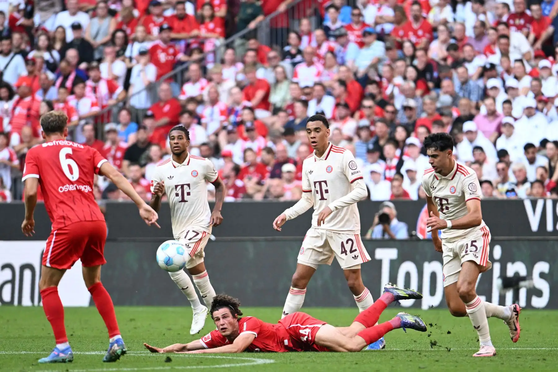 El centrocampista alemán del Friburgo, Merlin Roehl, se lanza por el balón durante el partido de fútbol de la primera división alemana, la Bundesliga, entre el FC Bayern de Múnich y el SC Freiburg. Foto: ANDINA/ AFP