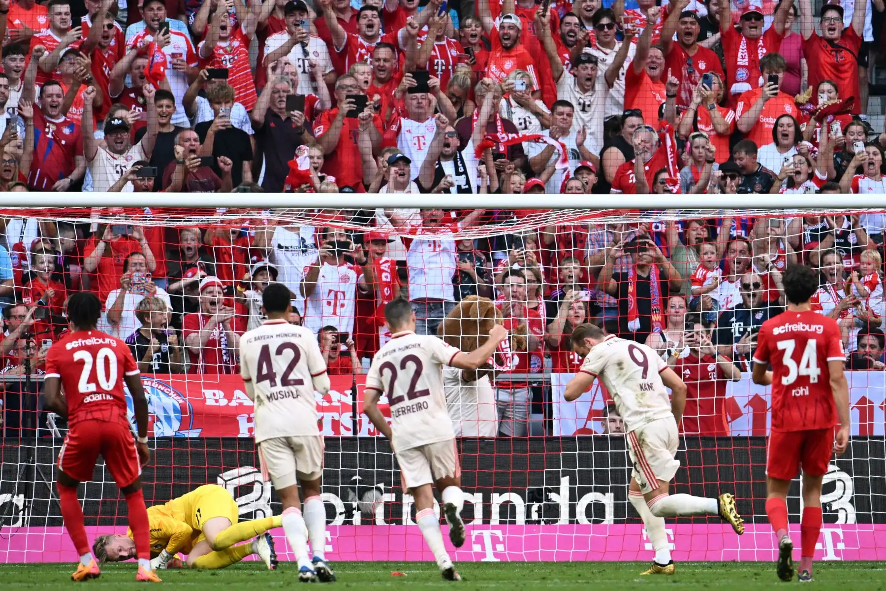 El delantero inglés del Bayern Munich, Harry Kane, celebra después de anotar el primer gol de su equipo desde el punto de penalti durante el partido de fútbol de la primera división alemana, la Bundesliga, entre el FC Bayern Munich y el SC Freiburg. 
Foto: ANDINA/AFP