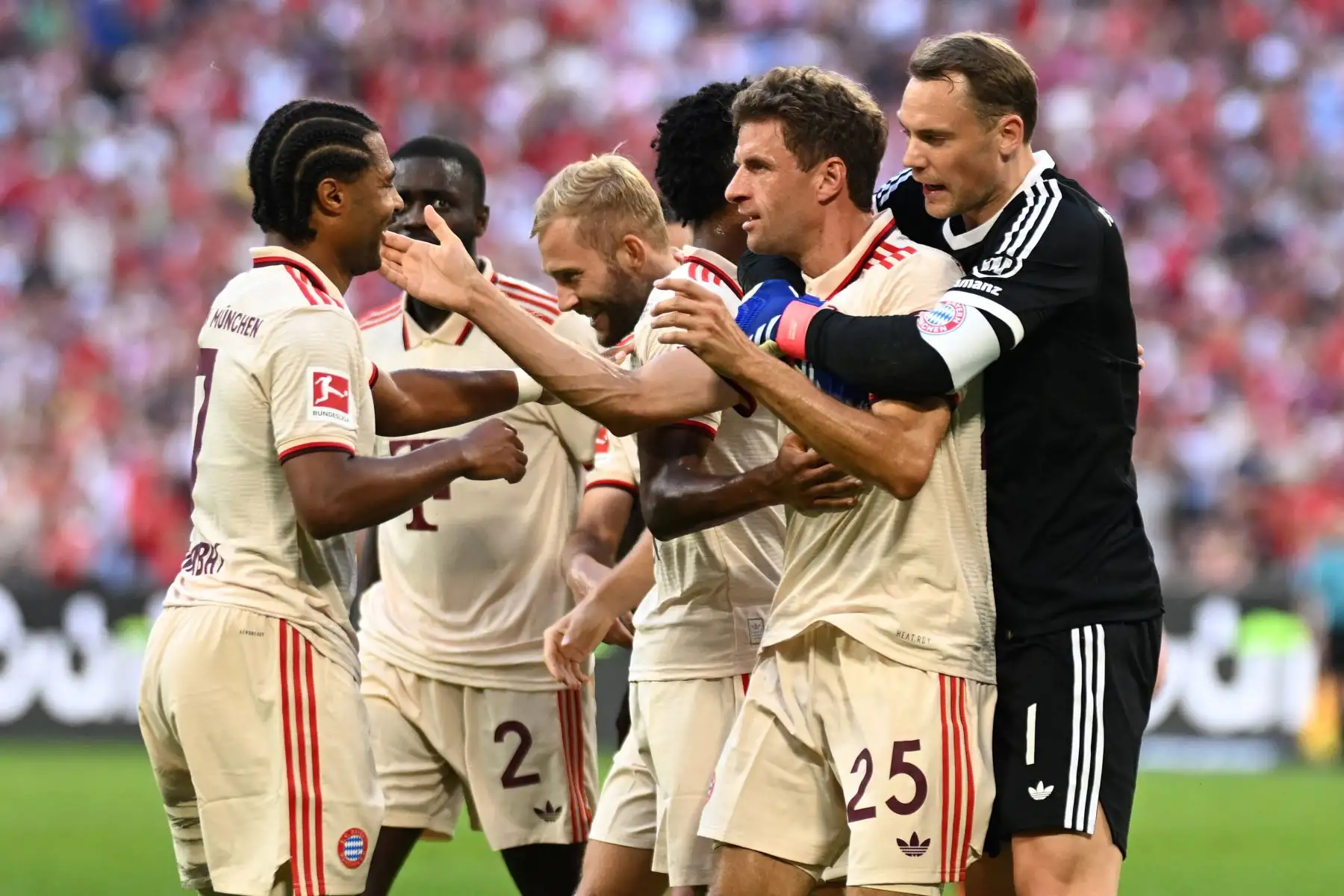 El delantero alemán del Bayern Munich Thomas Mueller celebra con sus compañeros de equipo después de anotar el segundo gol de su equipo durante el partido de fútbol de la primera división alemana Bundesliga entre el FC Bayern Munich y el SC Freiburg. 
Foto: ANDINA/AFP