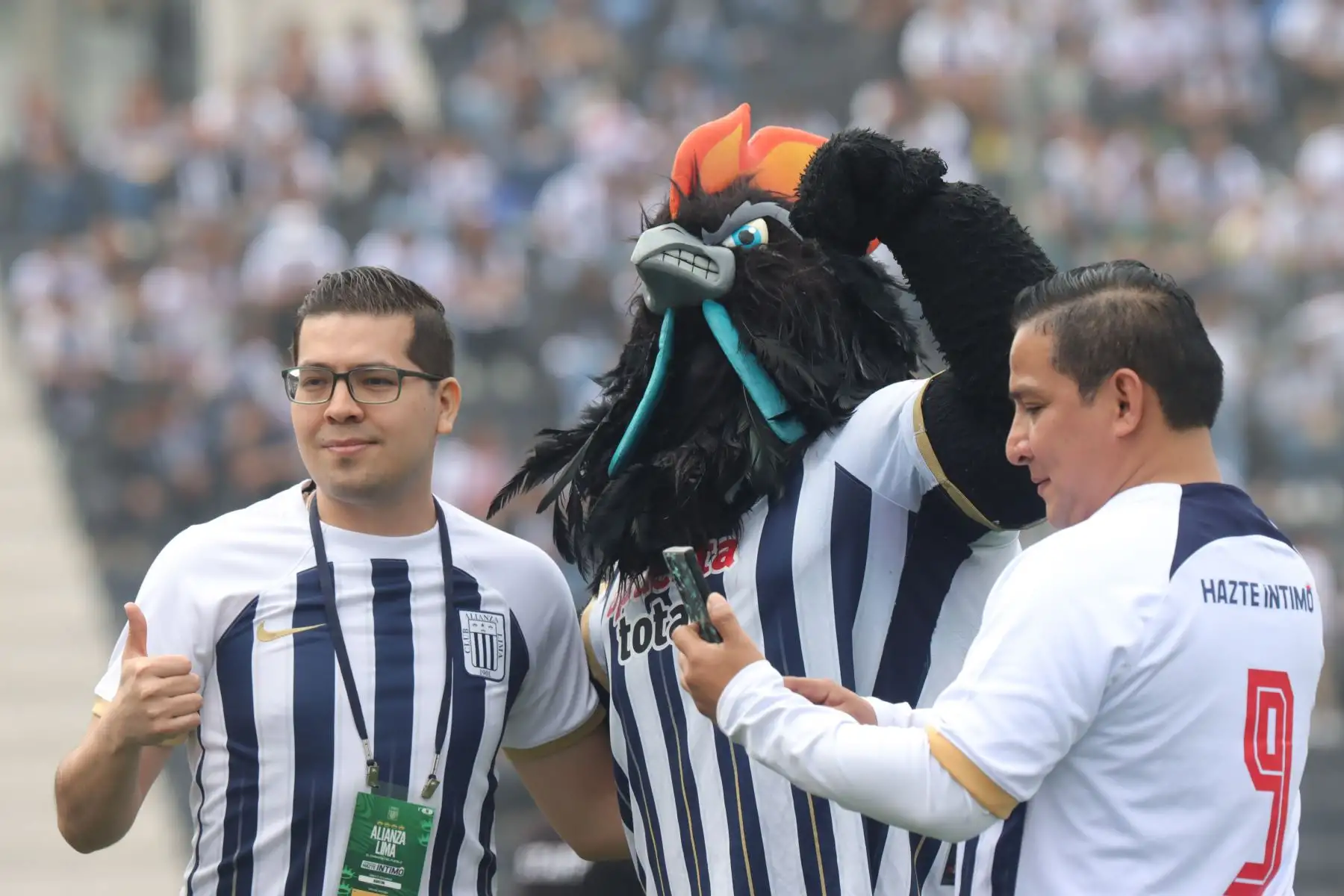 Hinchas de Alianza Lima previo a su presentación de Paolo Guerrero llegan al Estadio de Alianza Lima. Foto: ANDINA/Lino Chipana