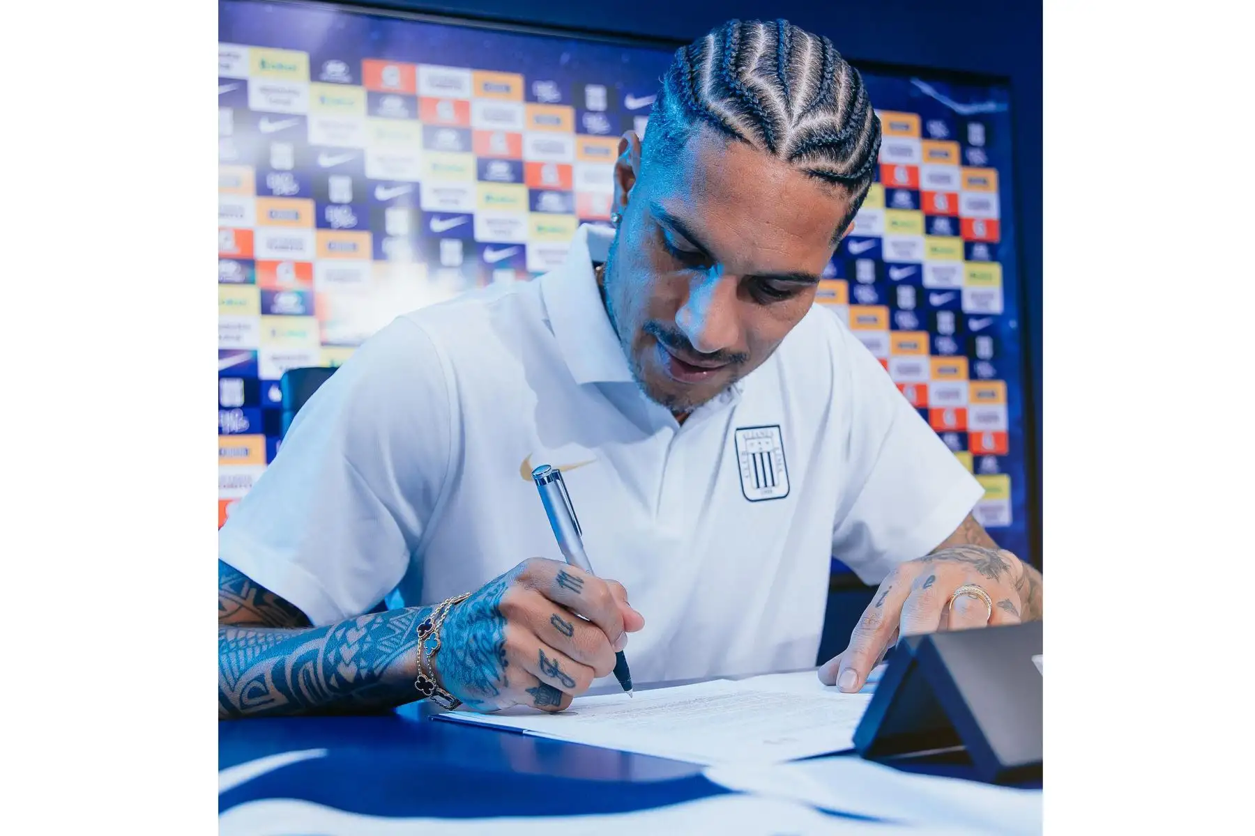 A pocos minutos de su presentación oficial, Alianza Lima dio una emotiva bienvenida a Paolo Guerrero como flamante refuerzo para el Torneo Clausura.
Foto: Alianza Lima