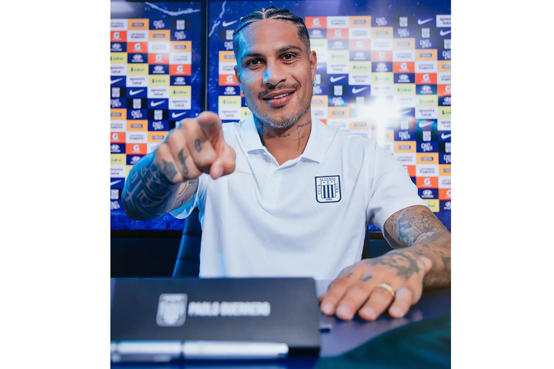 A pocos minutos de su presentación oficial, Alianza Lima dio una emotiva bienvenida a Paolo Guerrero como flamante refuerzo para el Torneo Clausura.
Foto: Alianza Lima