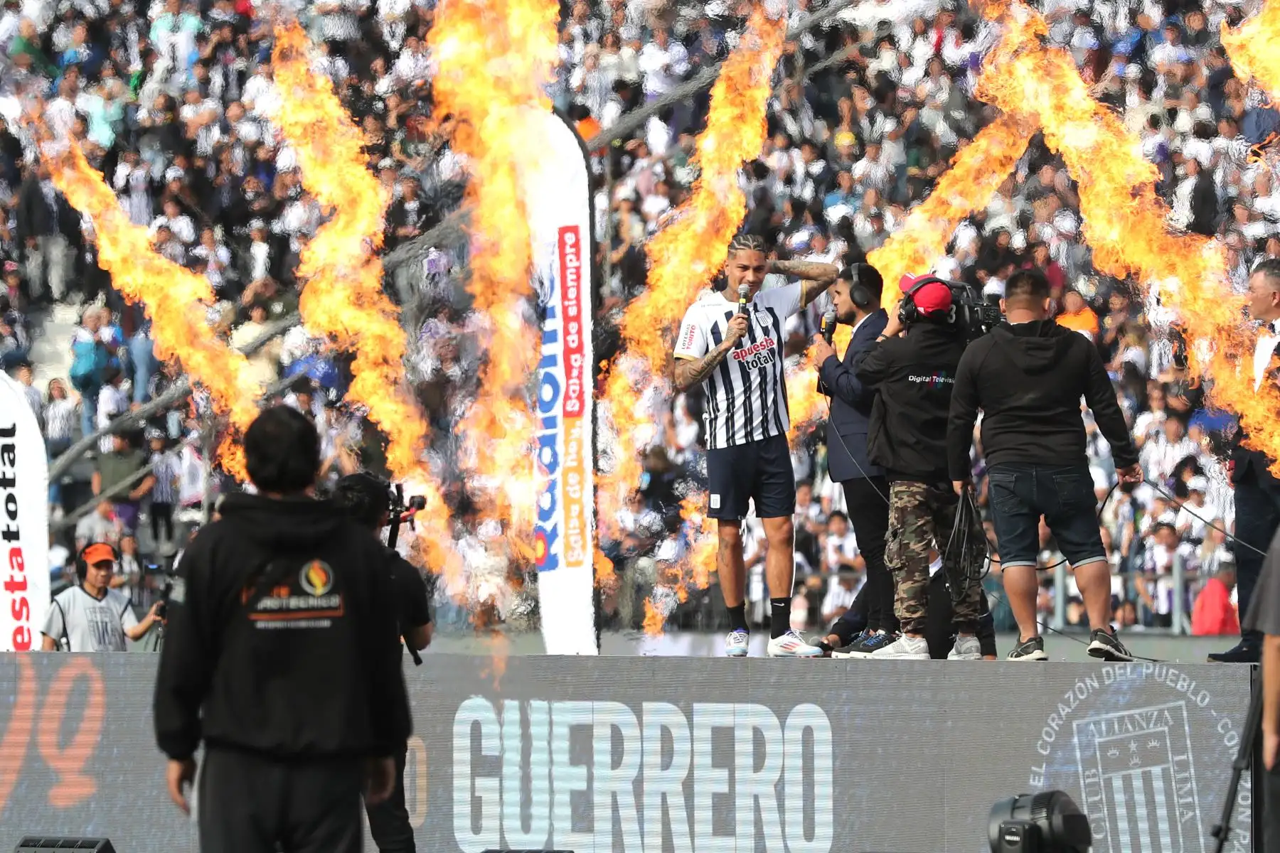 Alianza Lima presenta oficialmente a Paolo Guerrero como flamante refuerzo para el Torneo Clausura.
Foto: ANDINA/ Lino Chipana