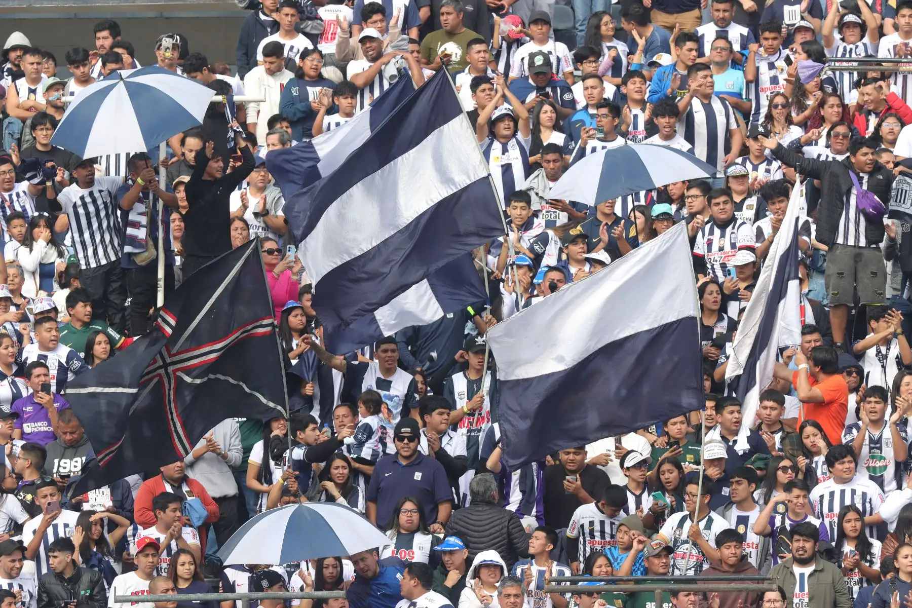 Alianza Lima presenta oficialmente a Paolo Guerrero como flamante refuerzo para el Torneo Clausura.
Foto: ANDINA/ Lino Chipana