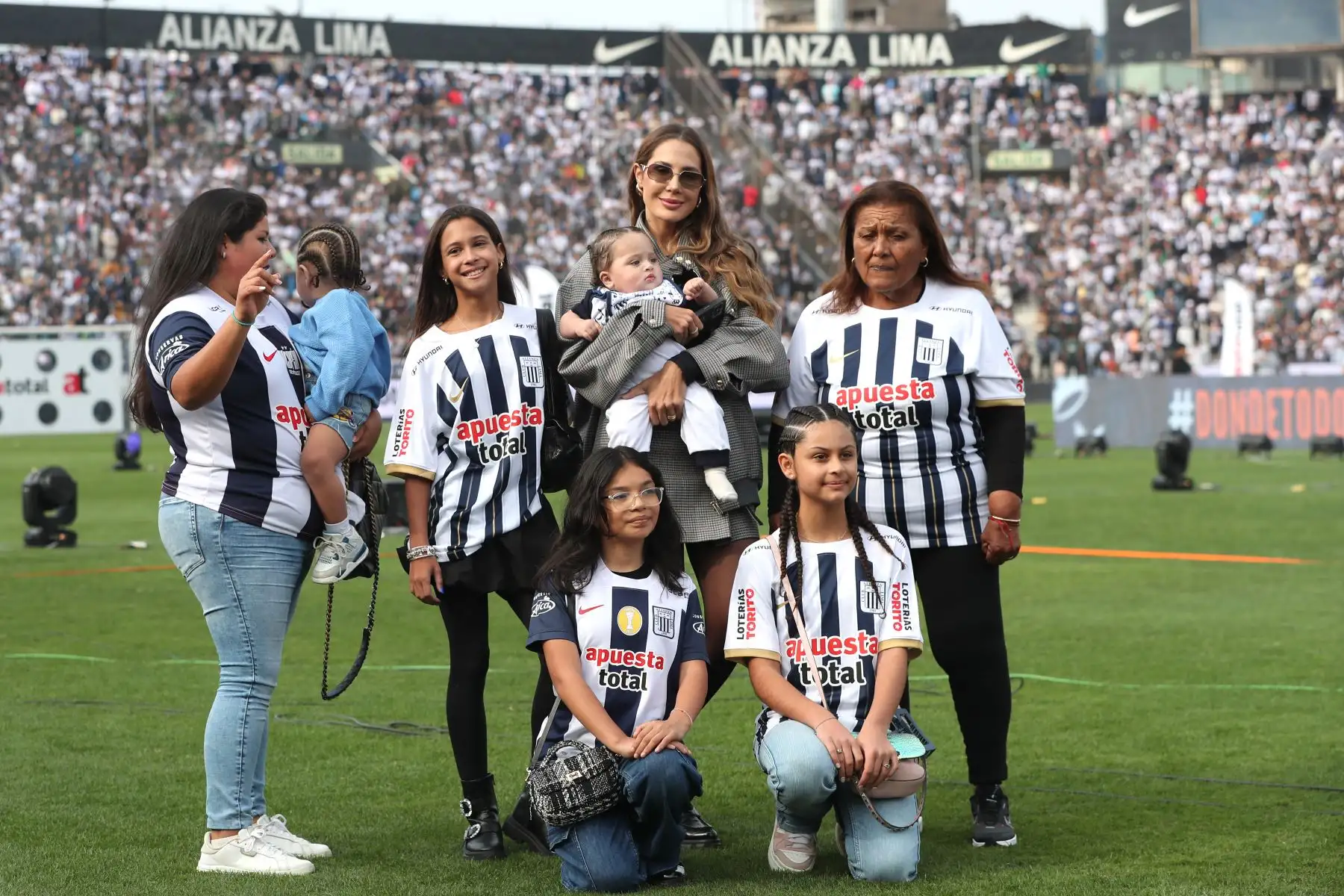 Alianza Lima presenta oficialmente a Paolo Guerrero como flamante refuerzo para el Torneo Clausura. En la imagen, la esposa de Paolo Guerrero, Ana Paula Consorte  y la madre del jugador, Petronila Gonzáles.
Foto: ANDINA/ Lino Chipana