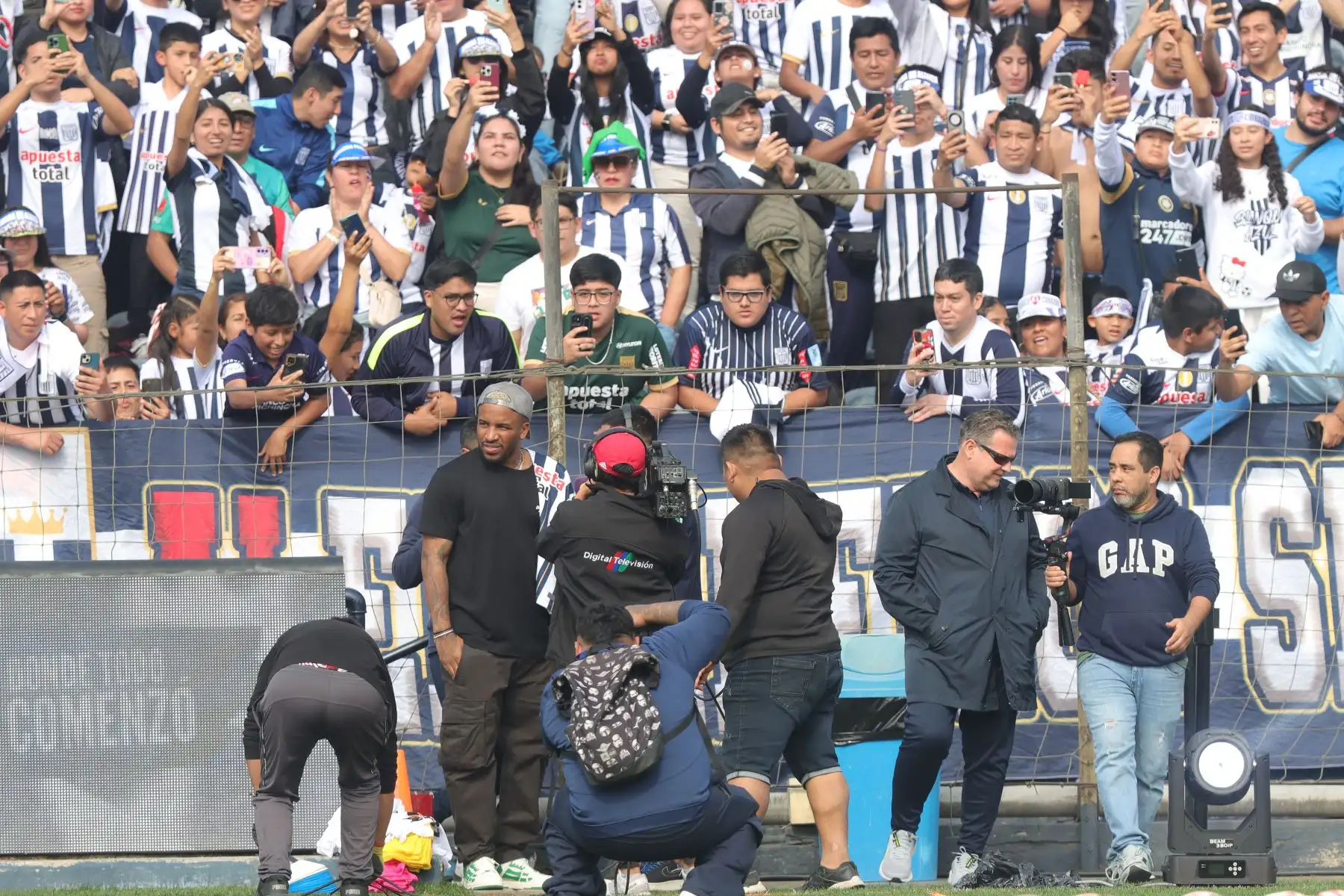 Alianza Lima presenta oficialmente a Paolo Guerrero como flamante refuerzo para el Torneo Clausura. En la imagen, Jefersson Farfán.
Foto: ANDINA/ Lino Chipana