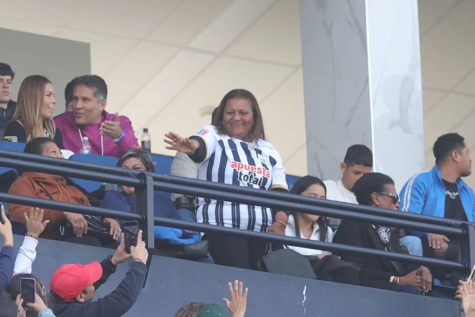 Alianza Lima presenta oficialmente a Paolo Guerrero como flamante refuerzo para el Torneo Clausura. En la imagen,  la madre del jugador Paolo Guerrero, Petronila Gonzáles.
Foto: ANDINA/ Lino Chipana