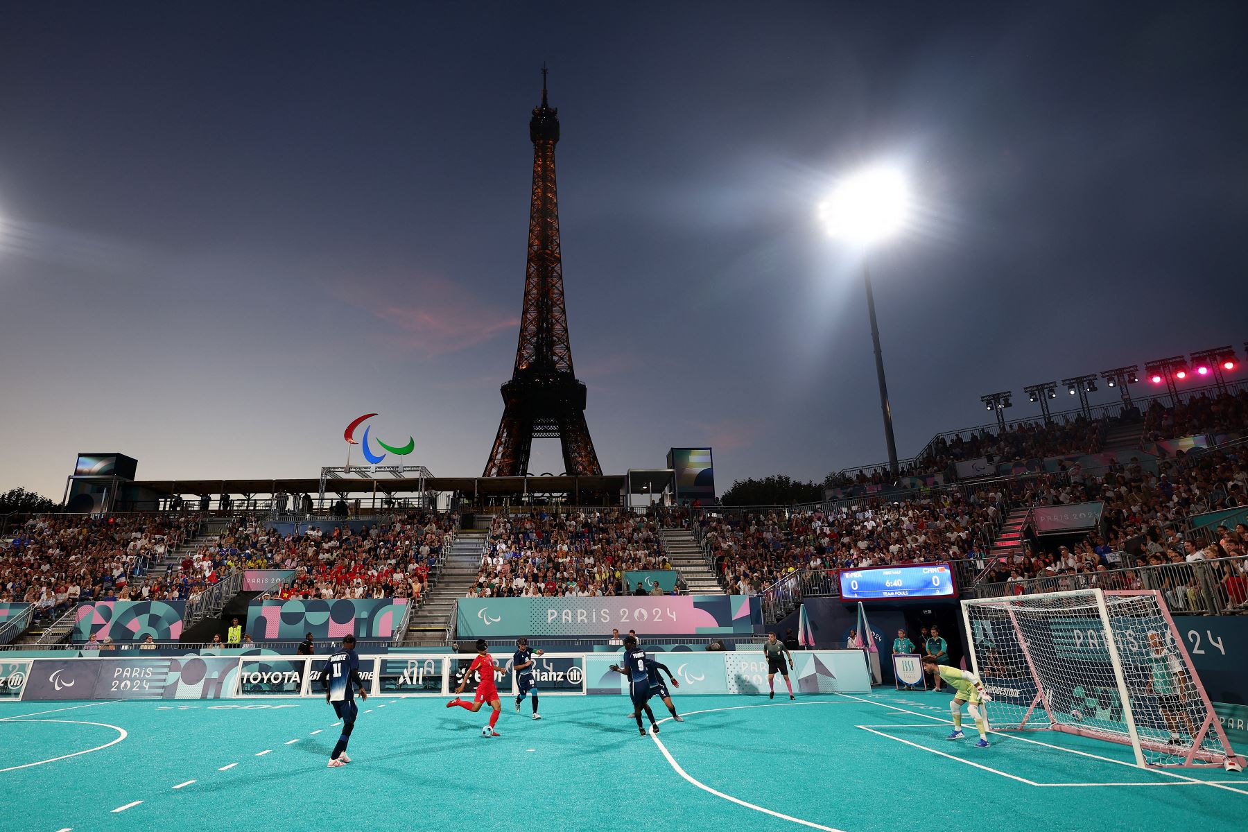 Jugadores franceses y chinos compiten durante el partido 4 del grupo A de la ronda preliminar de fútbol masculino para ciegos entre Francia y China en los Juegos Paralímpicos de París 2024 en el Estadio de la Torre Eiffel de París.
Foto: AFP