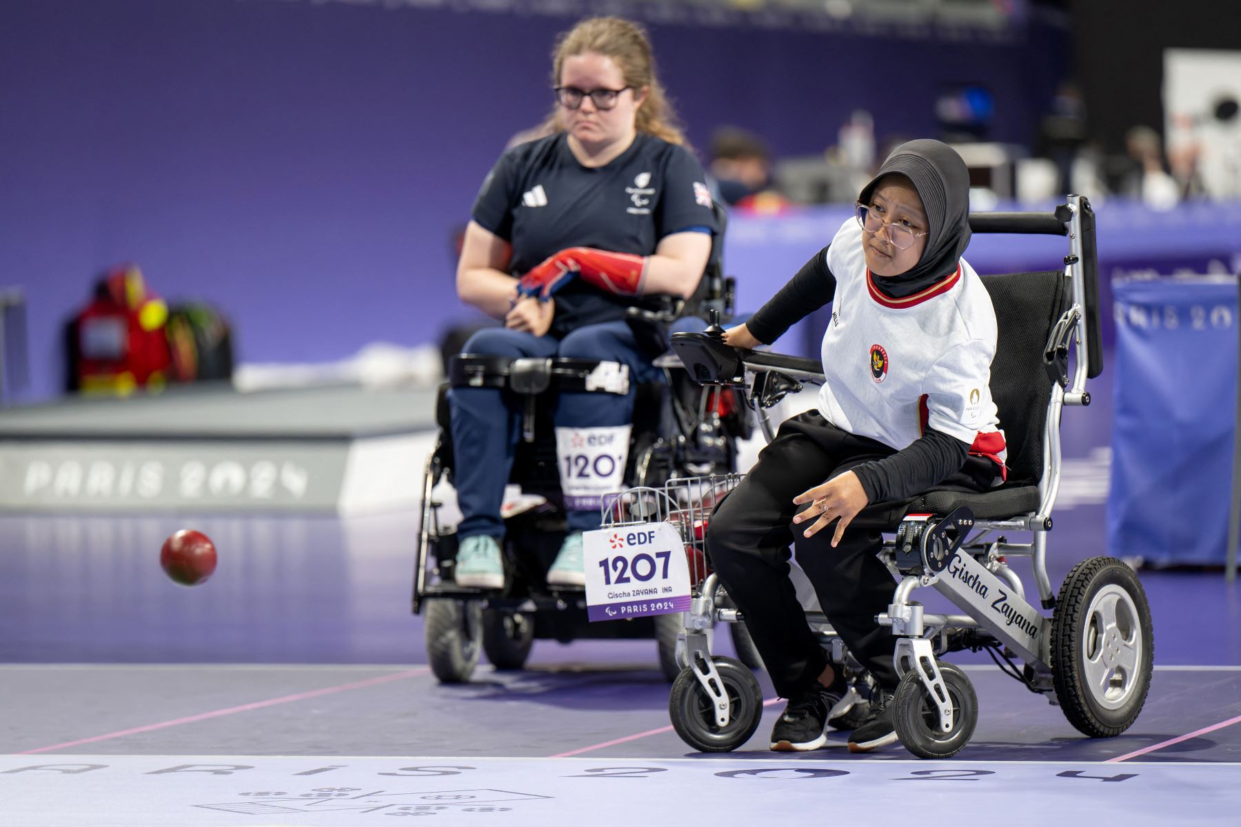 La indonesia Gischa Zayana compite contra la británica Claire Taggart en el partido femenino individual por la medalla de bronce BC2 Boccia durante los Juegos Paralímpicos de París 2024 en el South Paris Arena de París.
Foto: AFP